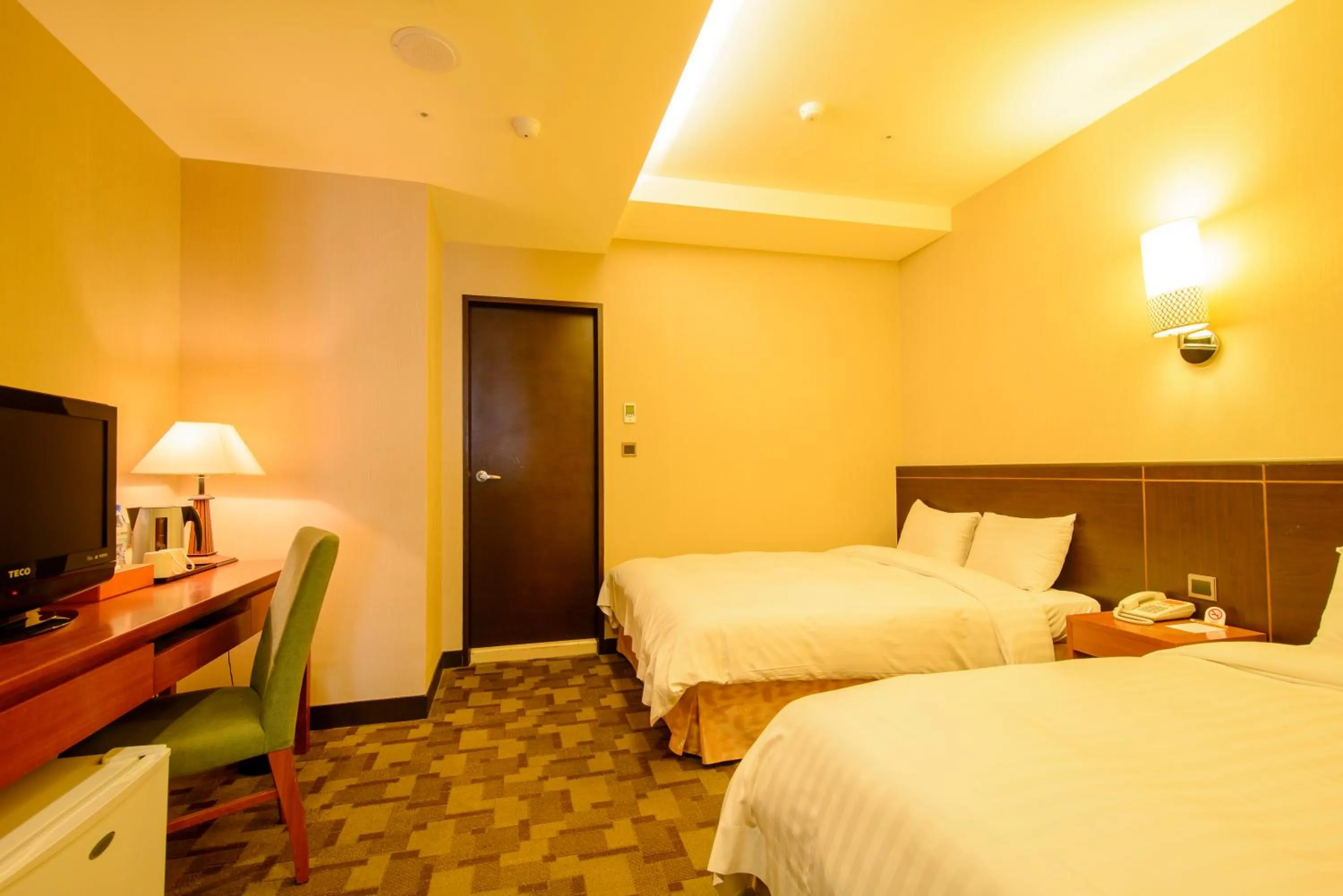 Photo of the whole room, Bed in LA HOTEL- Liuhe Fusing