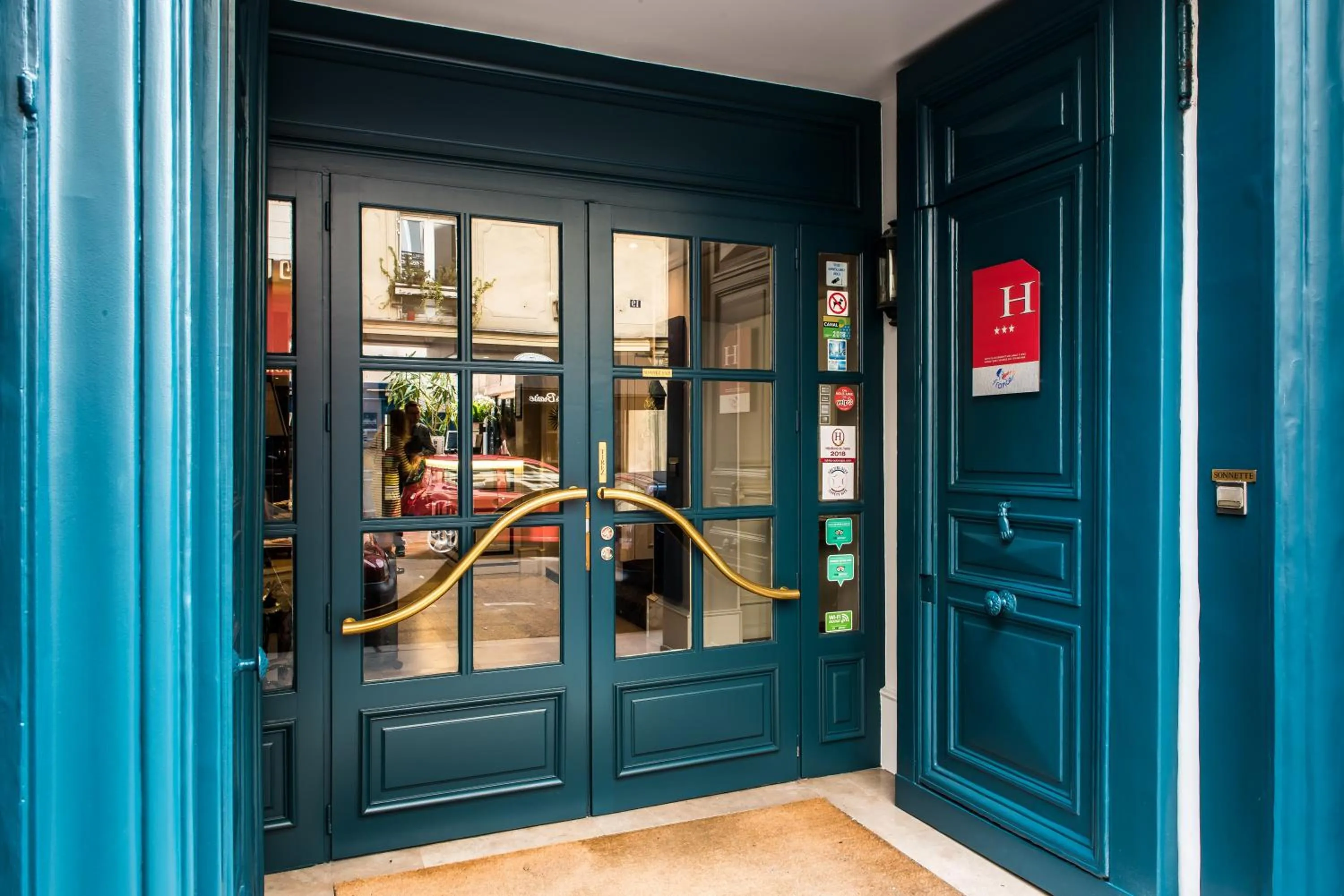 Facade/entrance in Hôtel Jardin Le Bréa