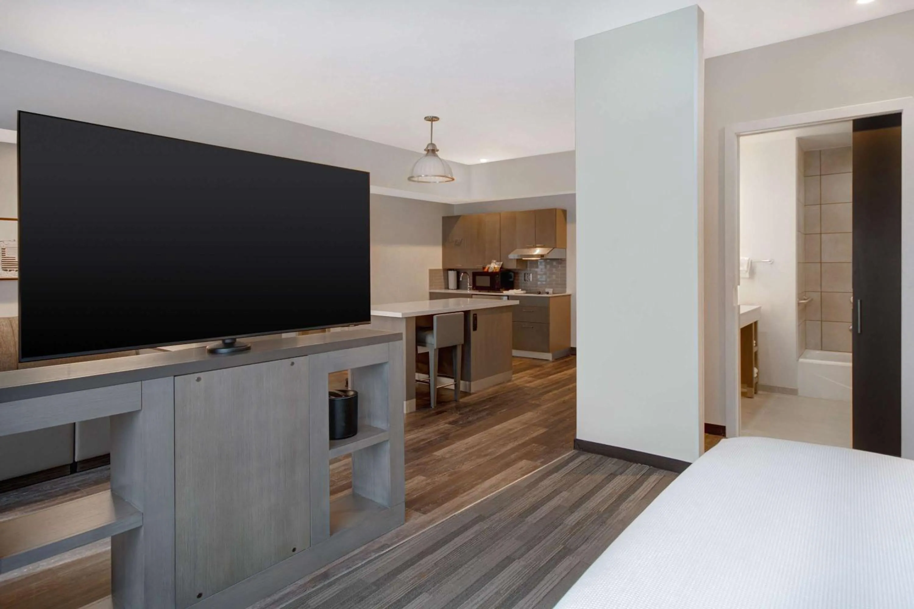 Photo of the whole room, Bed in Hyatt House Mall Of America Msp Airport