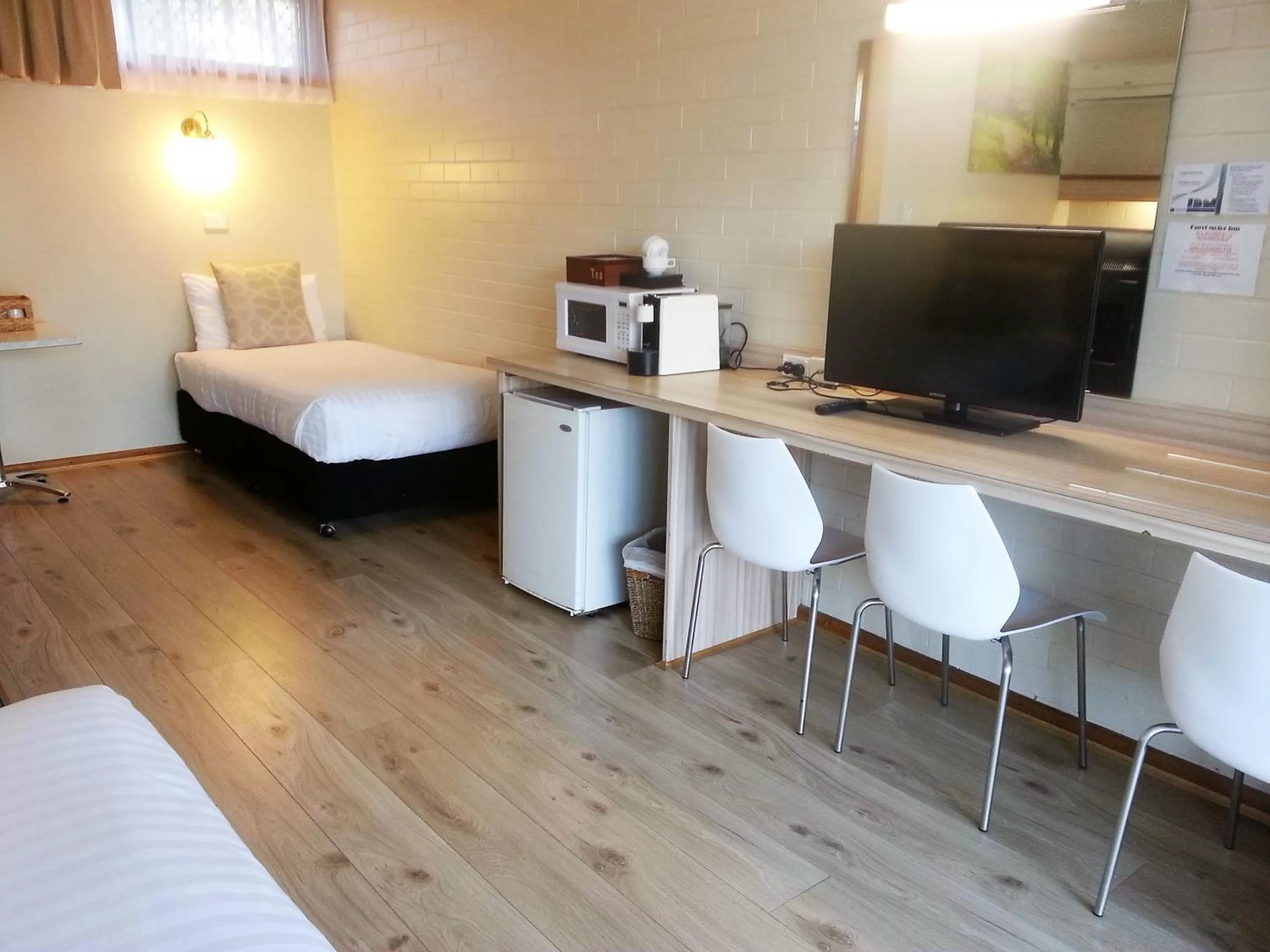 Photo of the whole room, Bed in Kurri Motor Inn