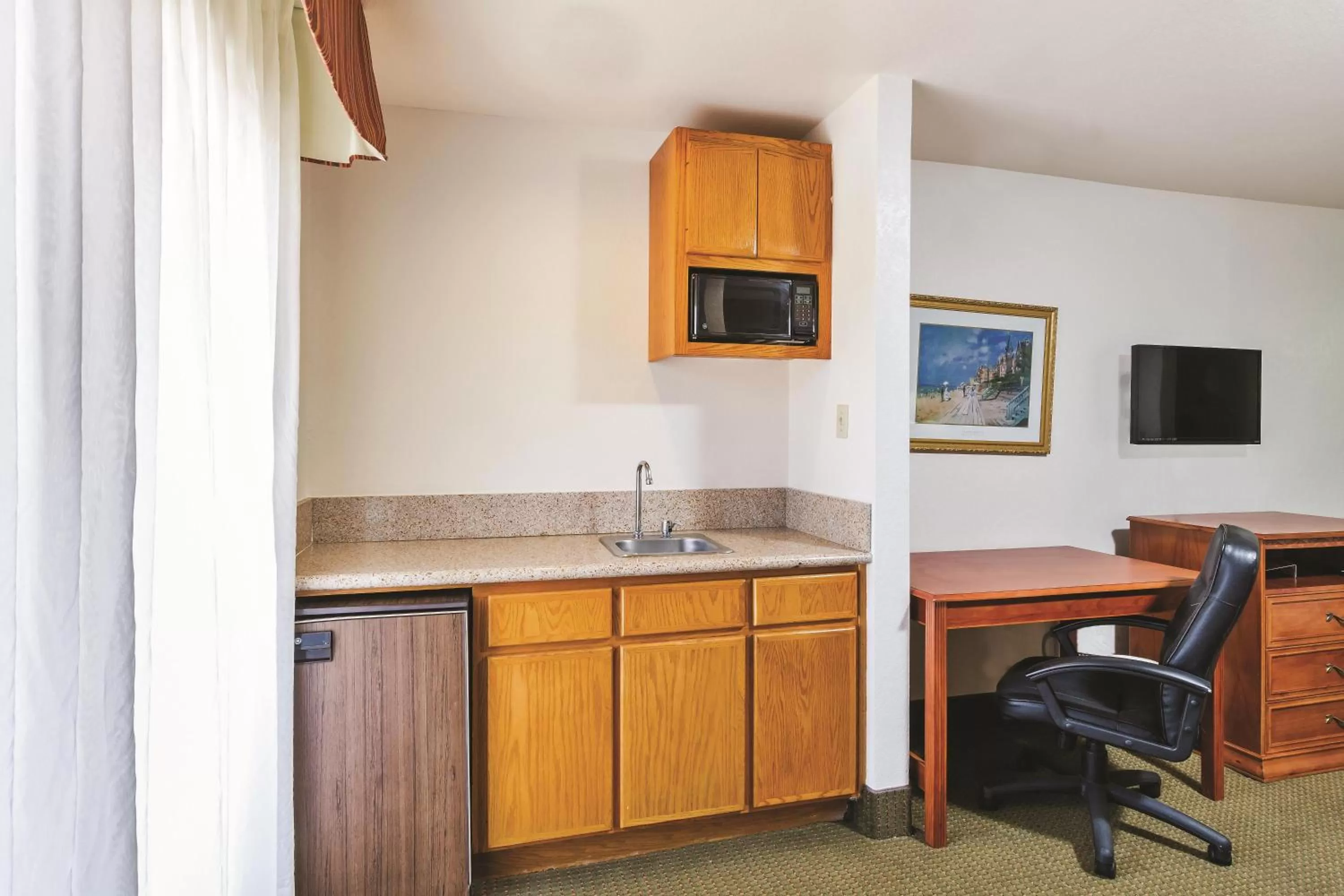 Kitchen or kitchenette in Baymont by Wyndham Tehachapi