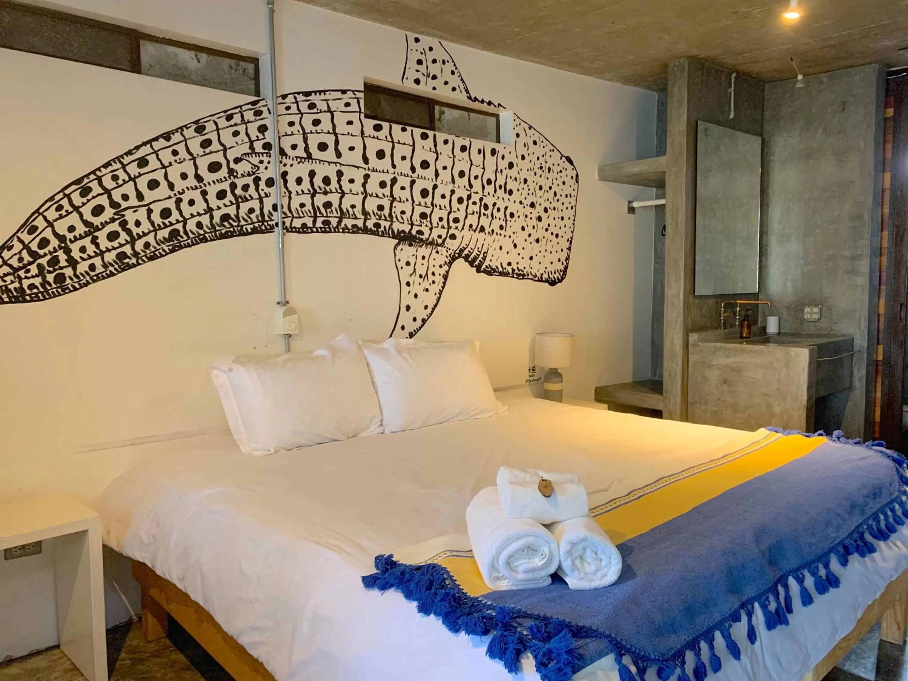 Private King+ Private Bathroom+ Patio (Room 4) in Perro Surfero Hotel