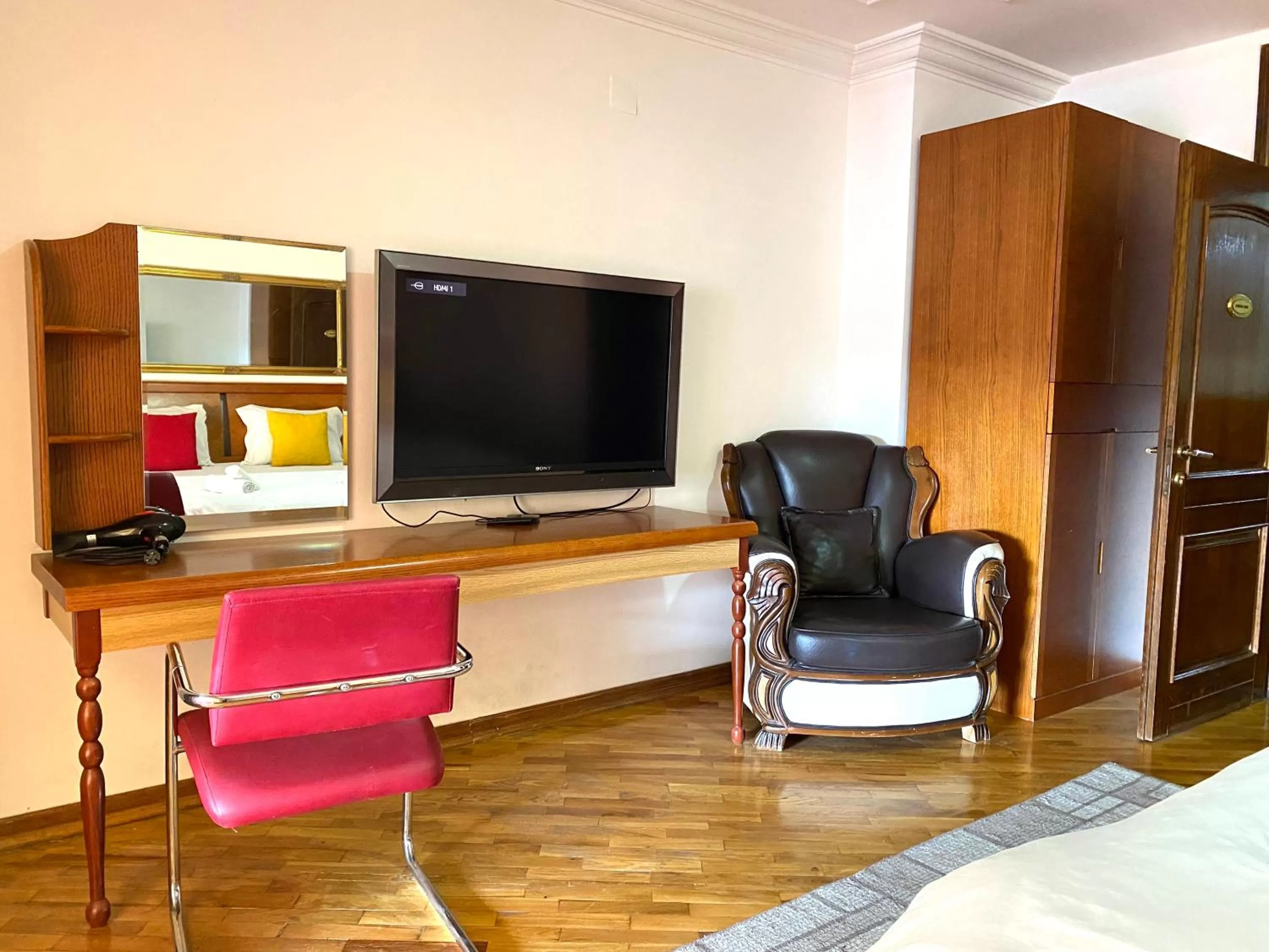 Bedroom, TV/Entertainment Center in Urban Boutique Hotel