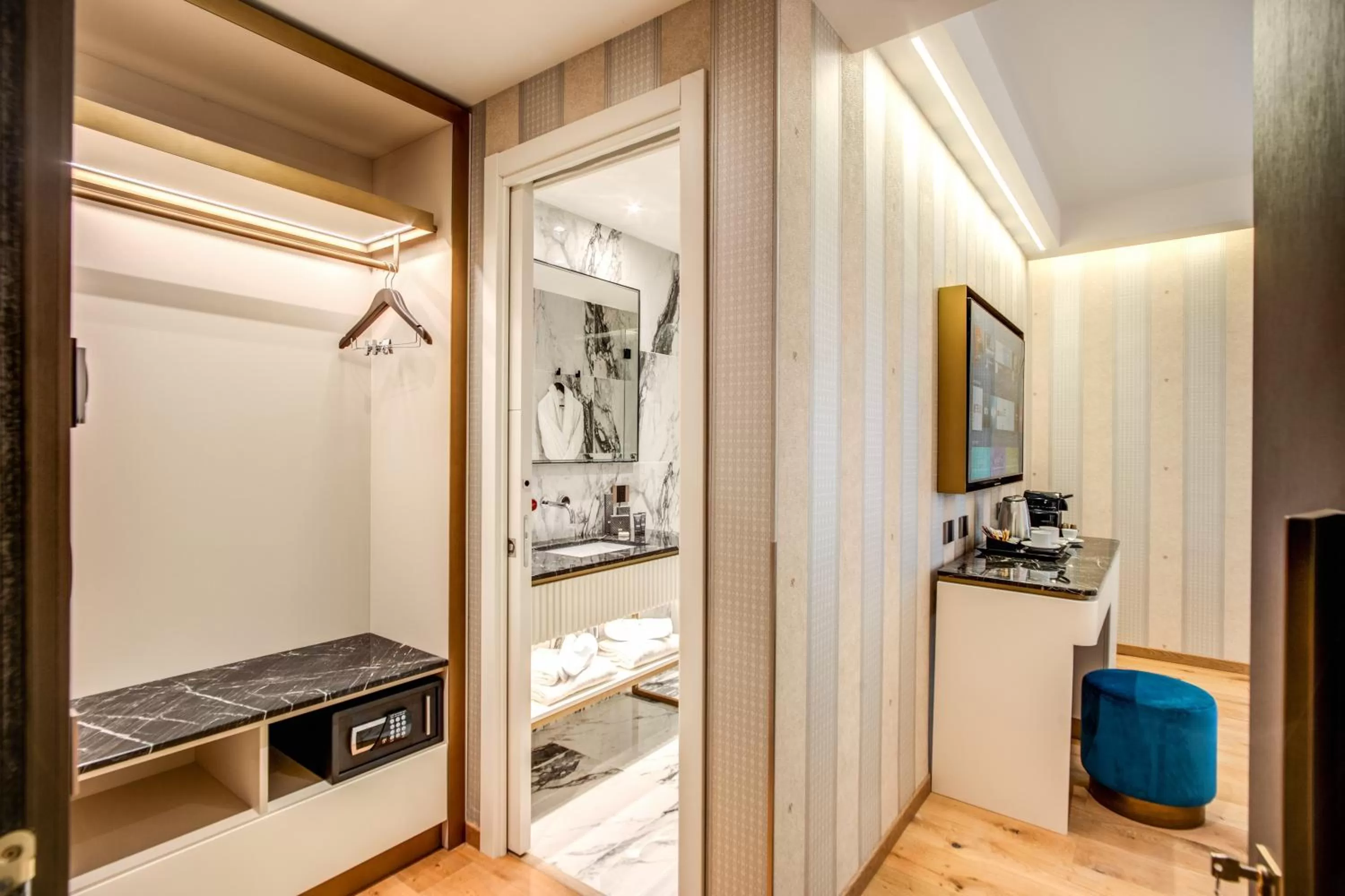 wardrobe in CC Palace Hotel