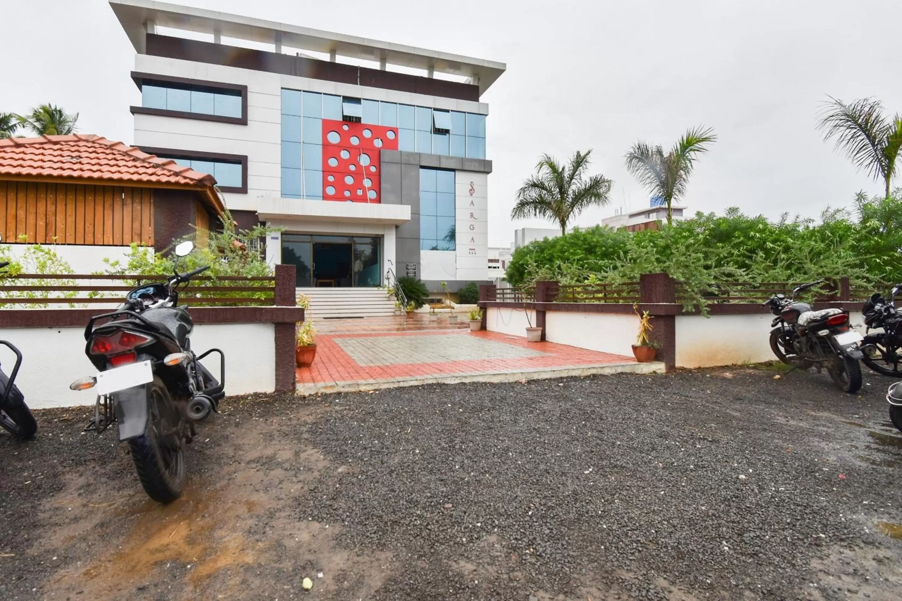 Facade/entrance, Property Building in OYO Flagship 43302 Hotel Sargam