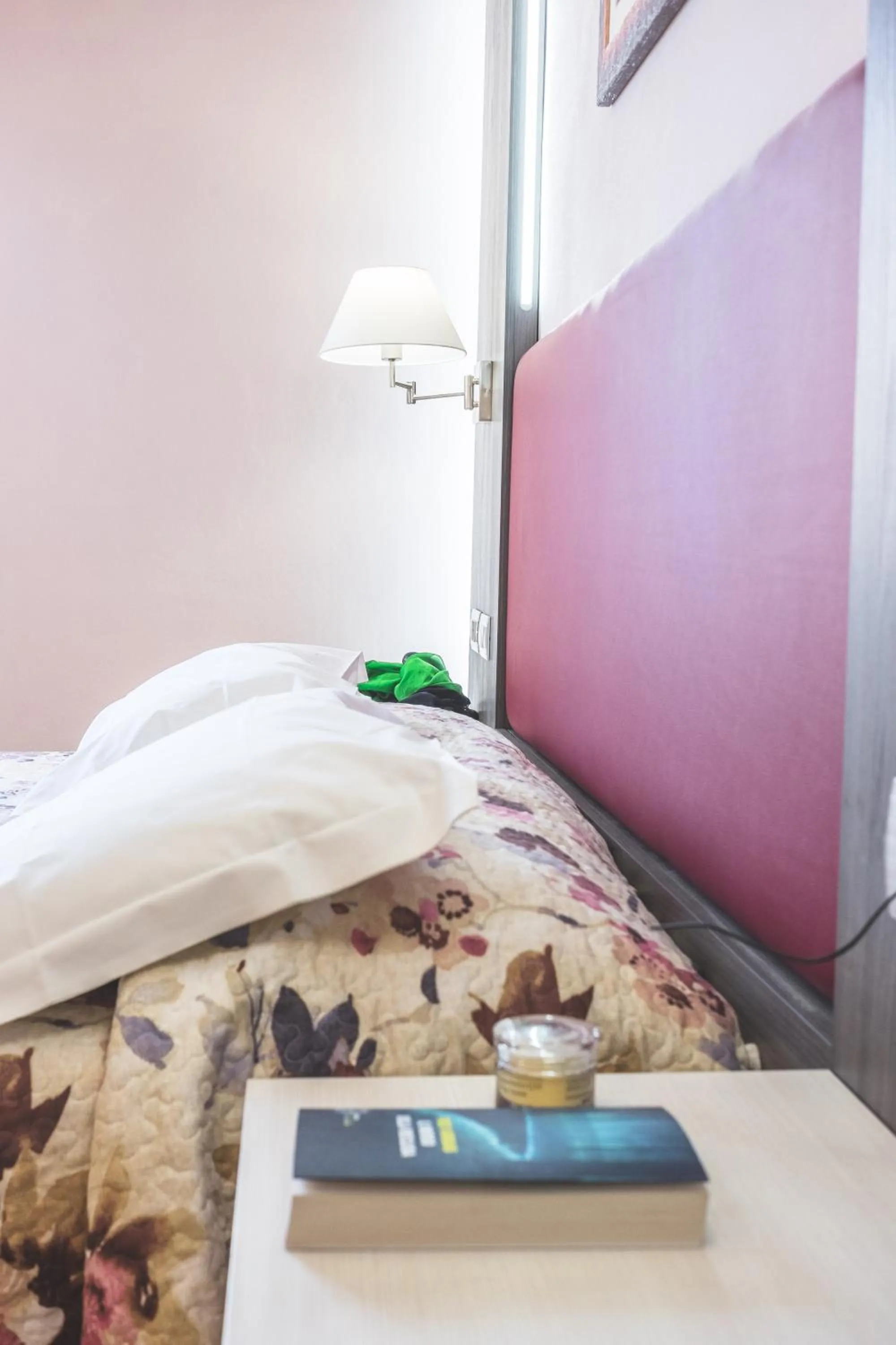 Decorative detail, Bed in Hotel Il Giardino