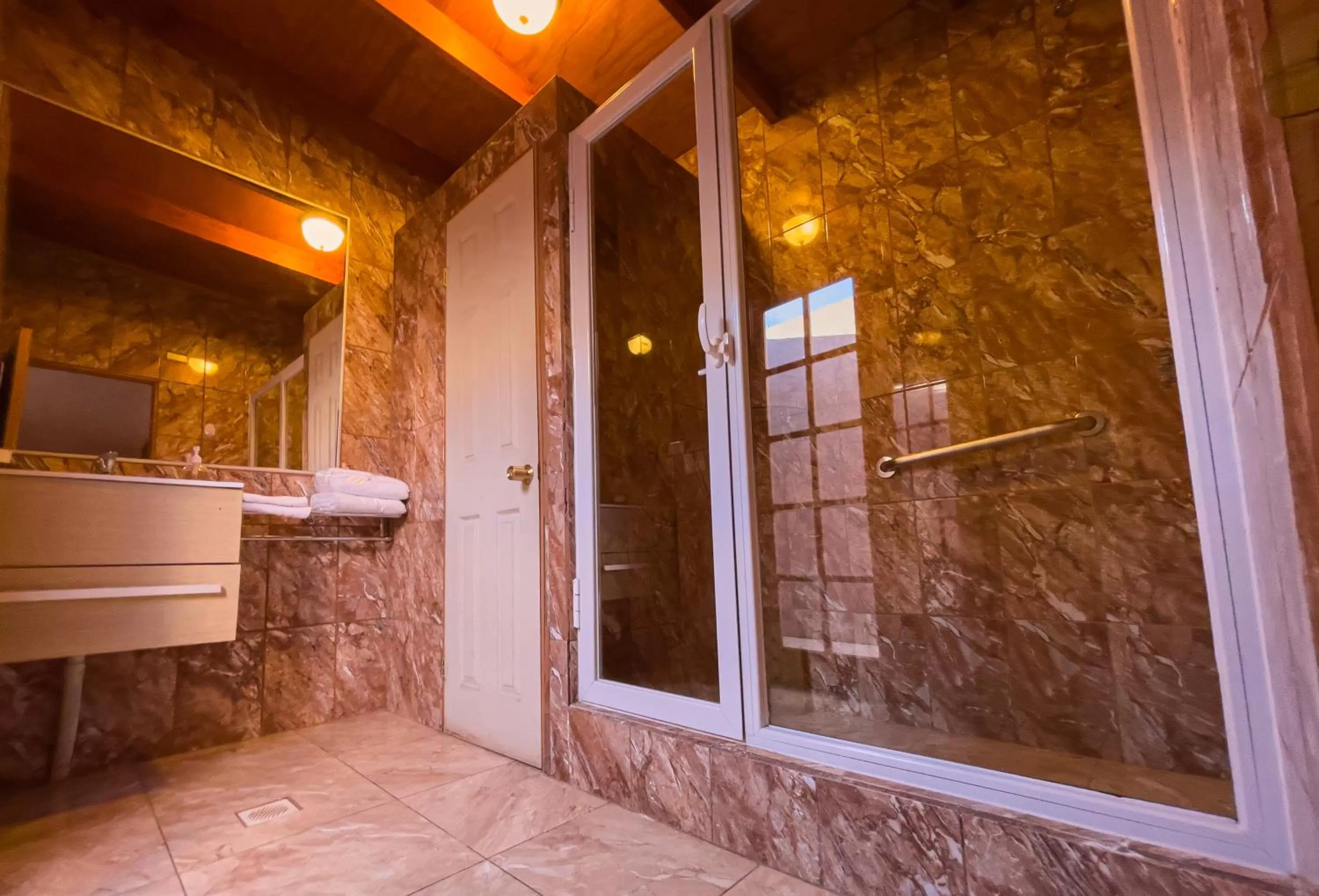 Shower in Ittai Hotel