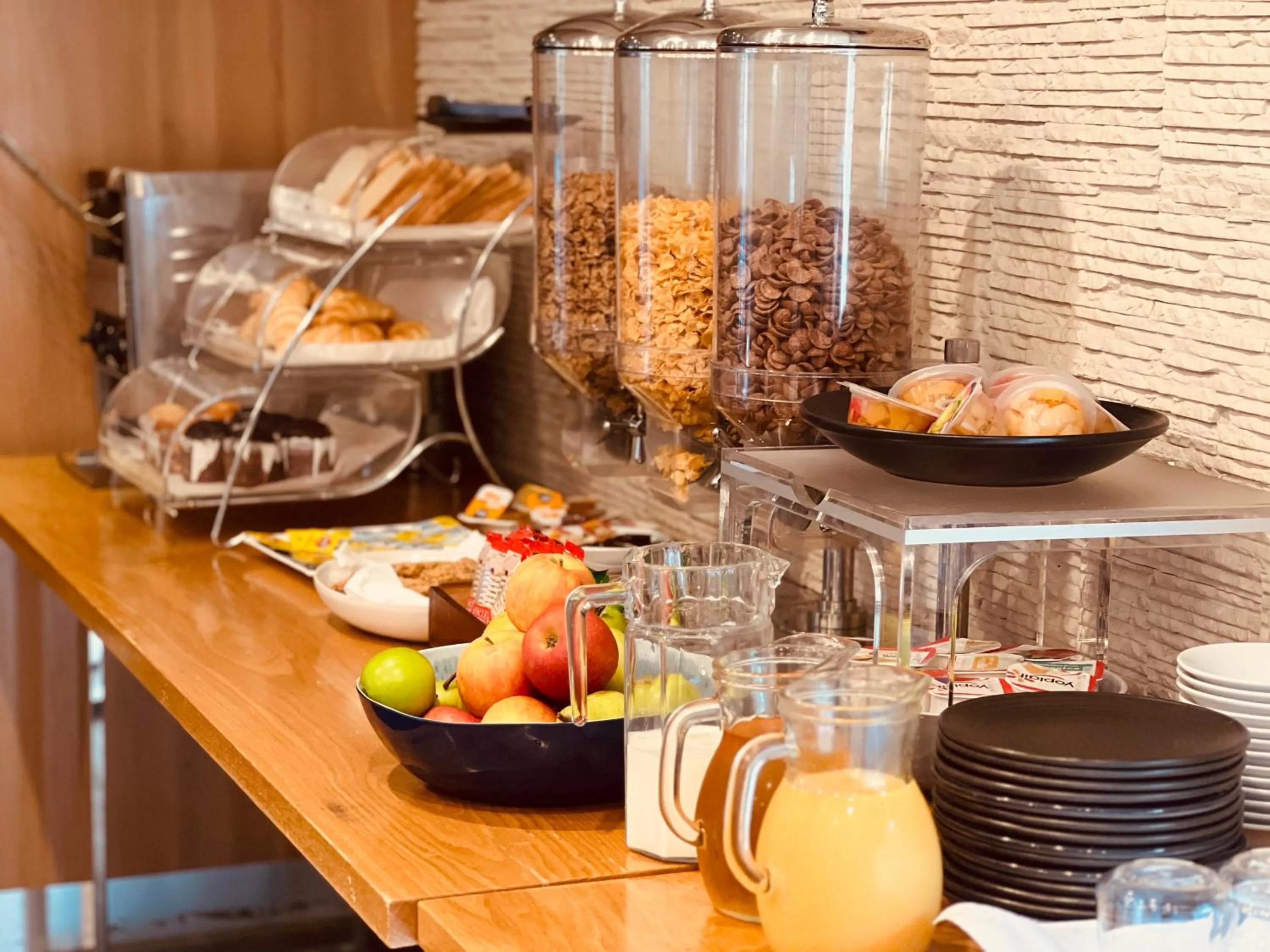 Food and drinks in The Waverley International Hotel