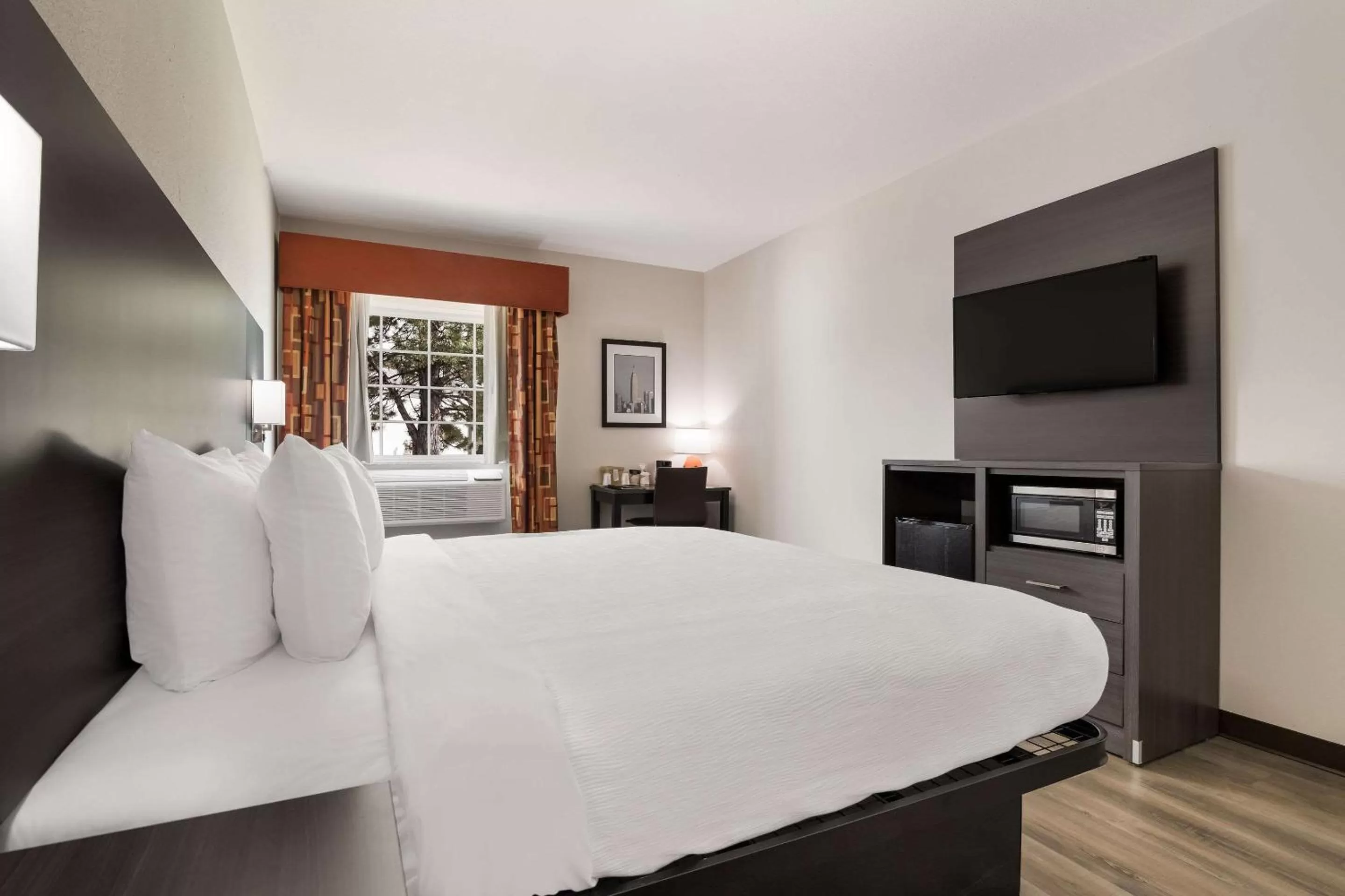 Bedroom, Bed in Quality Suites Tulsa I-44