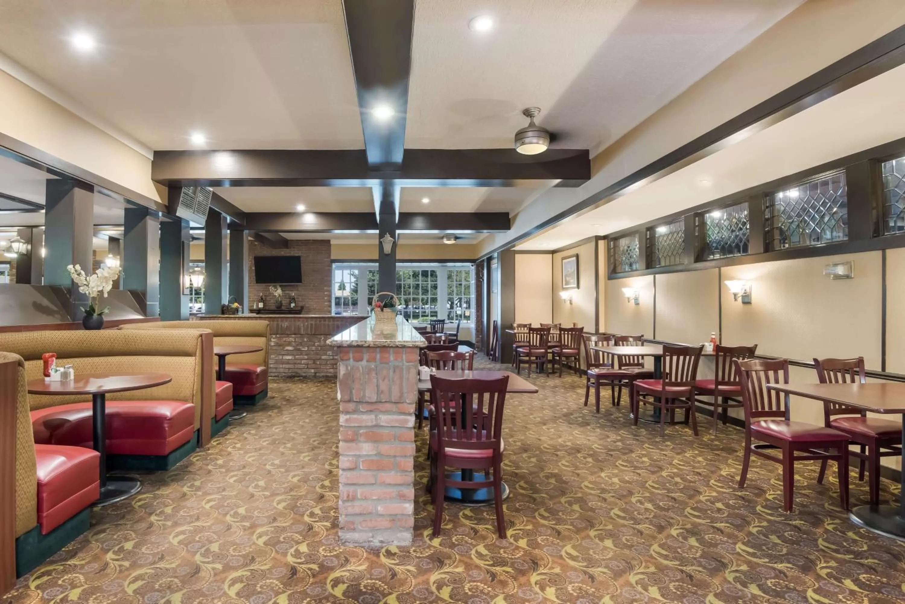 Restaurant/places to eat in SureStay Plus Hotel by Best Western Reno Airport