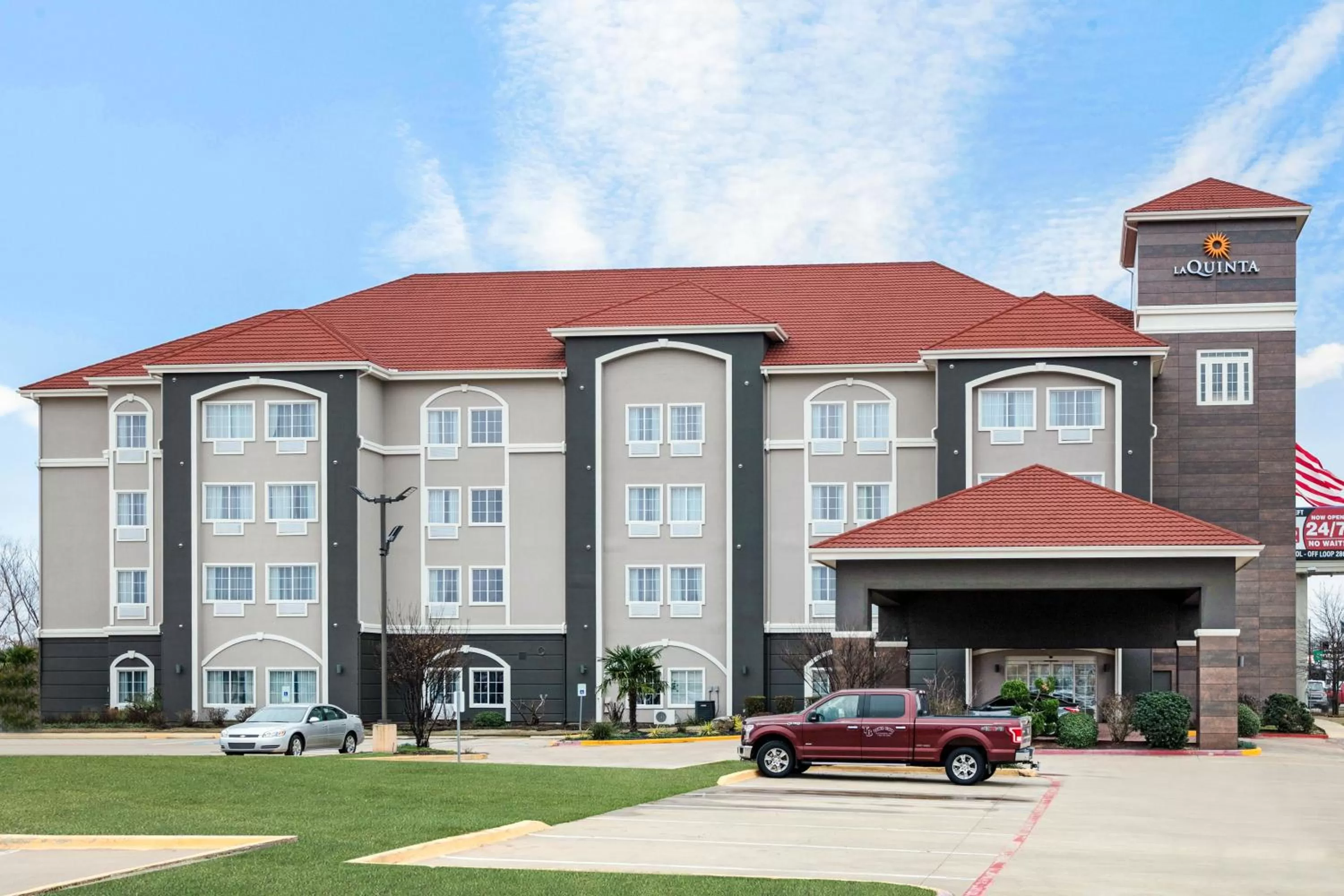 Property building in La Quinta Inn and Suites by Wyndham Paris