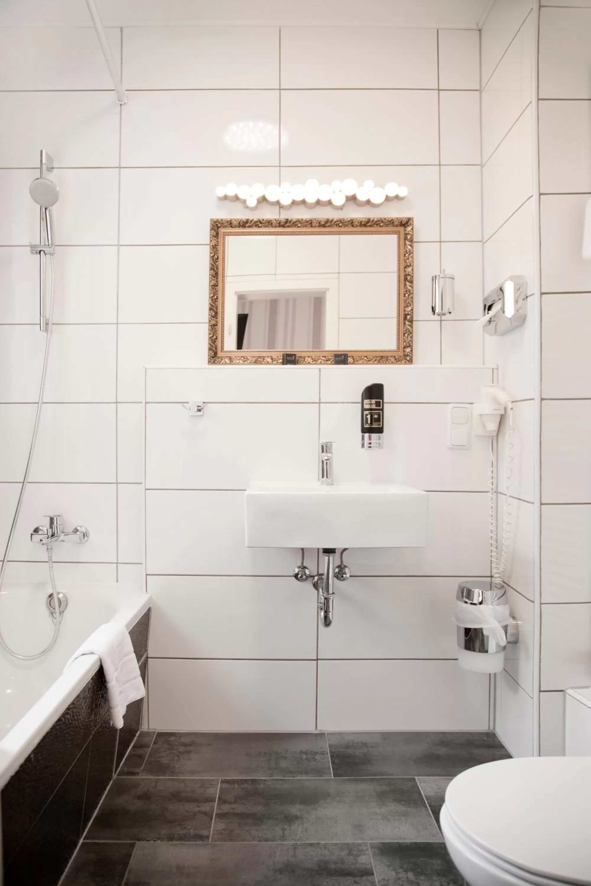 Photo of the whole room in Les Nations