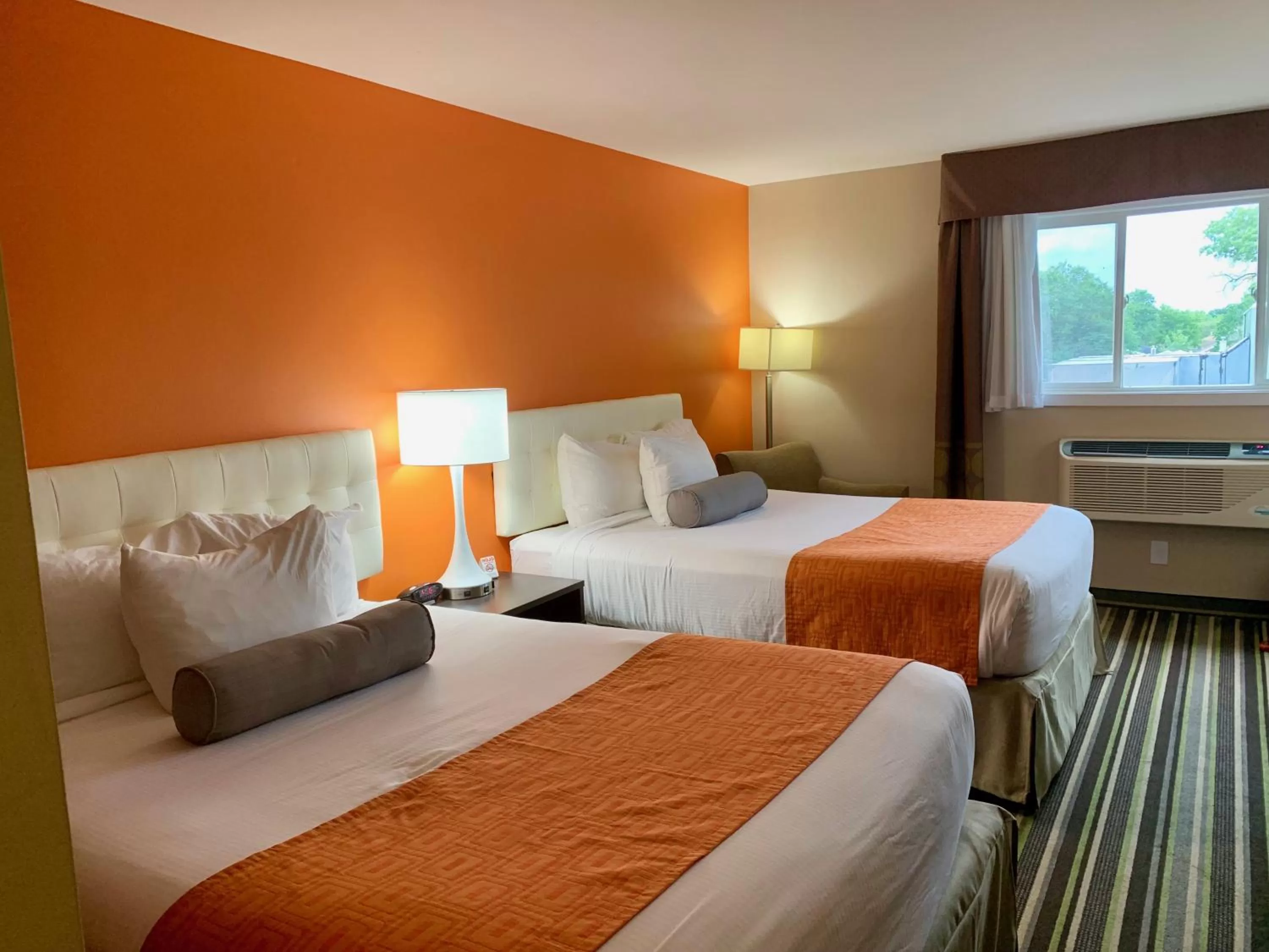 Bed in Howard Johnson by Wyndham Winnipeg West