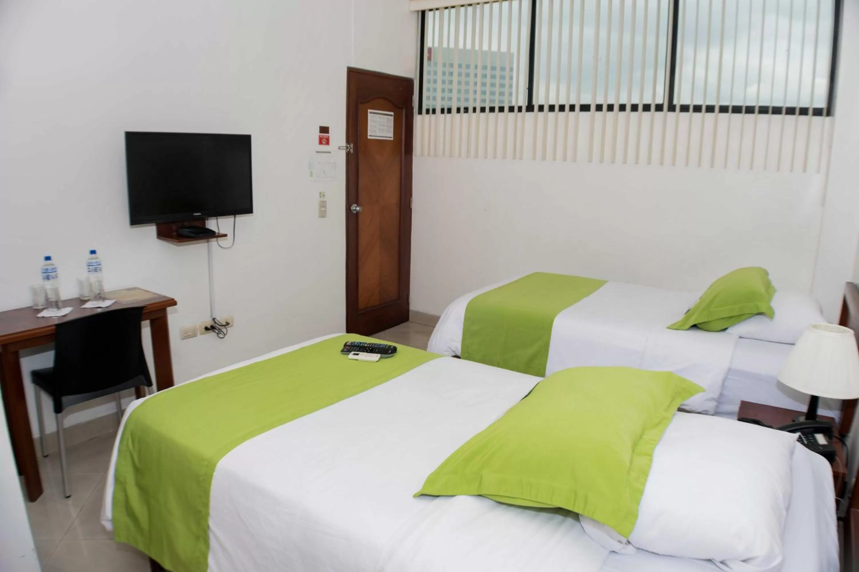 Bed in Hotel Castell - Cerca Del Aeropuerto