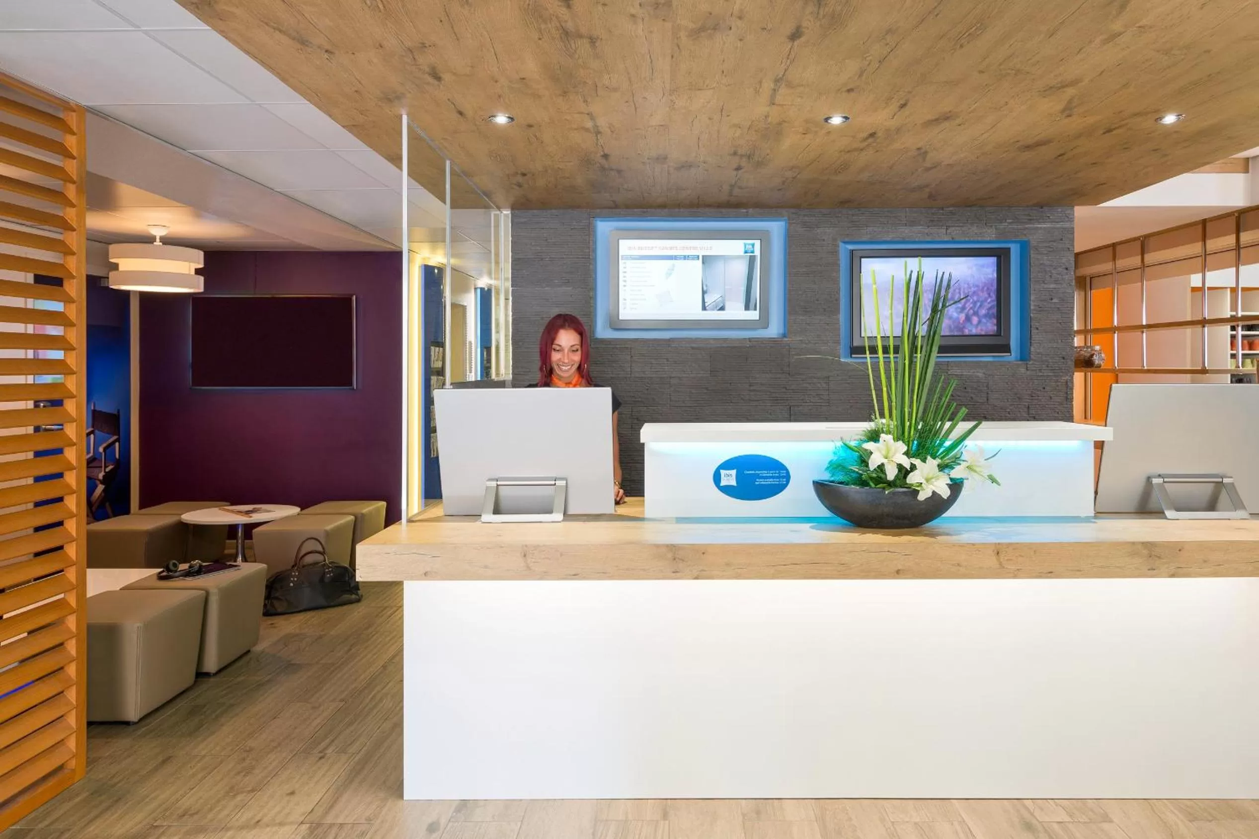 Lobby or reception in ibis budget Cannes Centre Ville