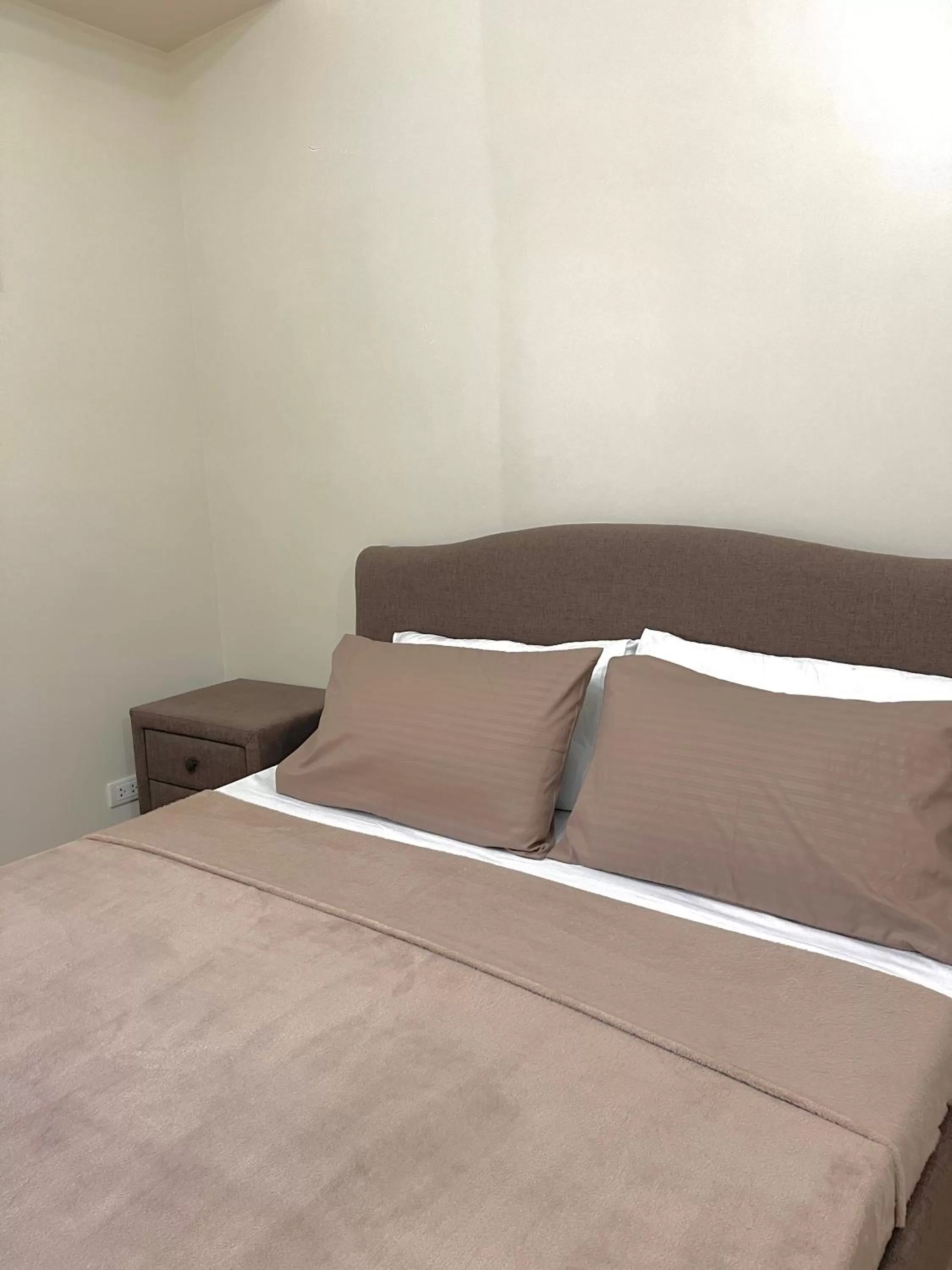 Bed in Cubao, Quezon City Condo Staycation (wifi and netflix ready)