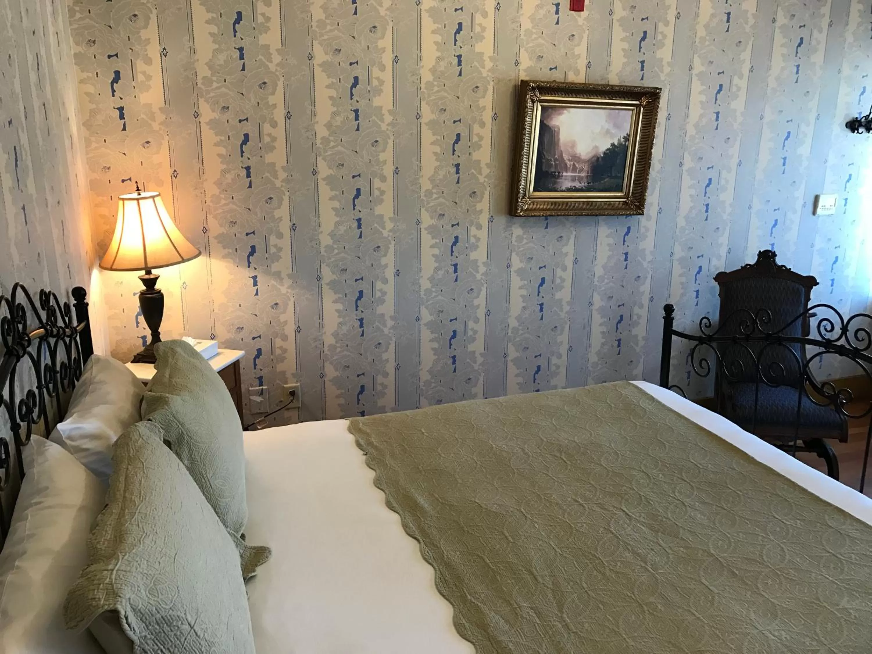 Bedroom, Bed in Cosmopolitan Hotel