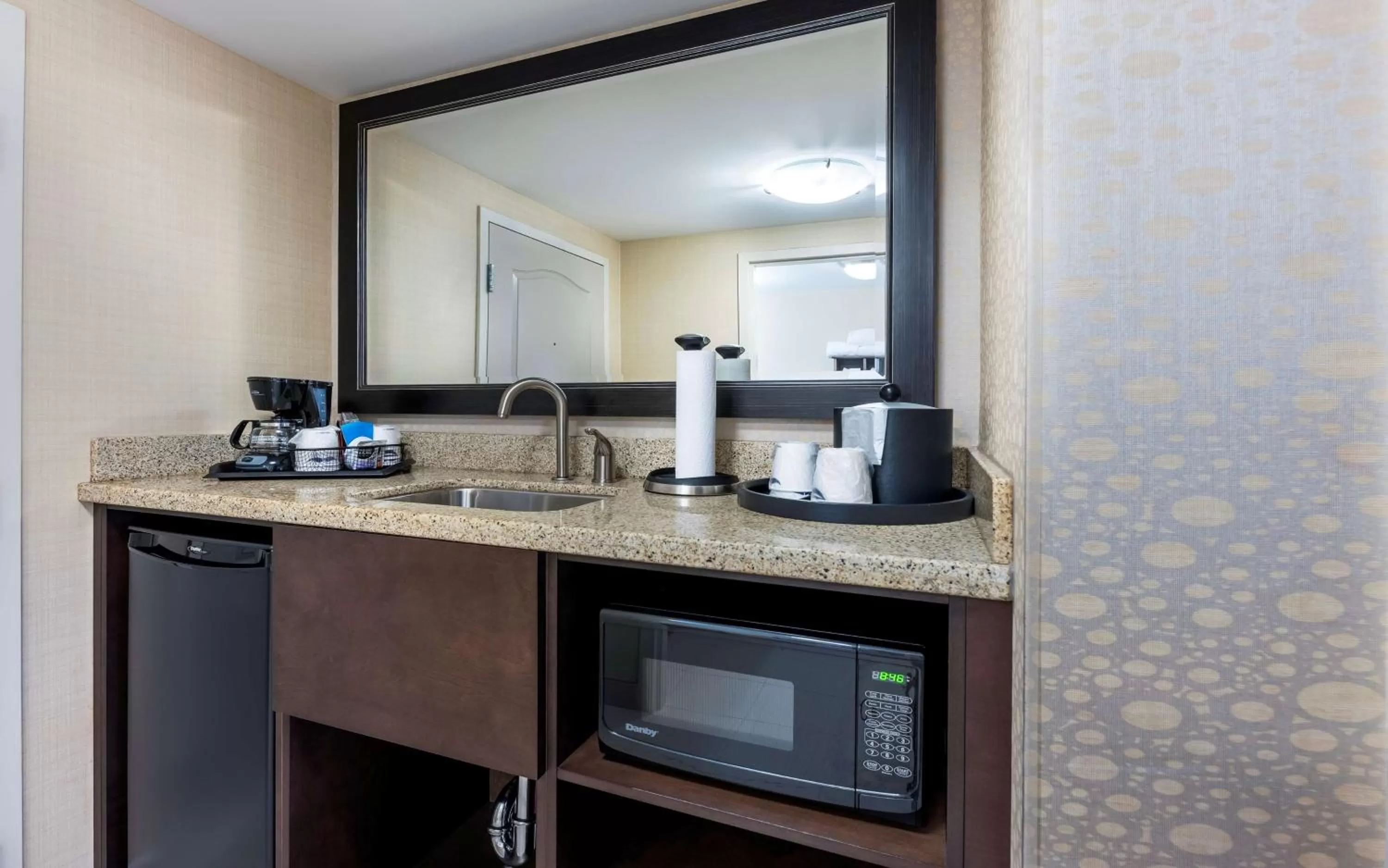 Photo of the whole room in Hampton Inn Sydney