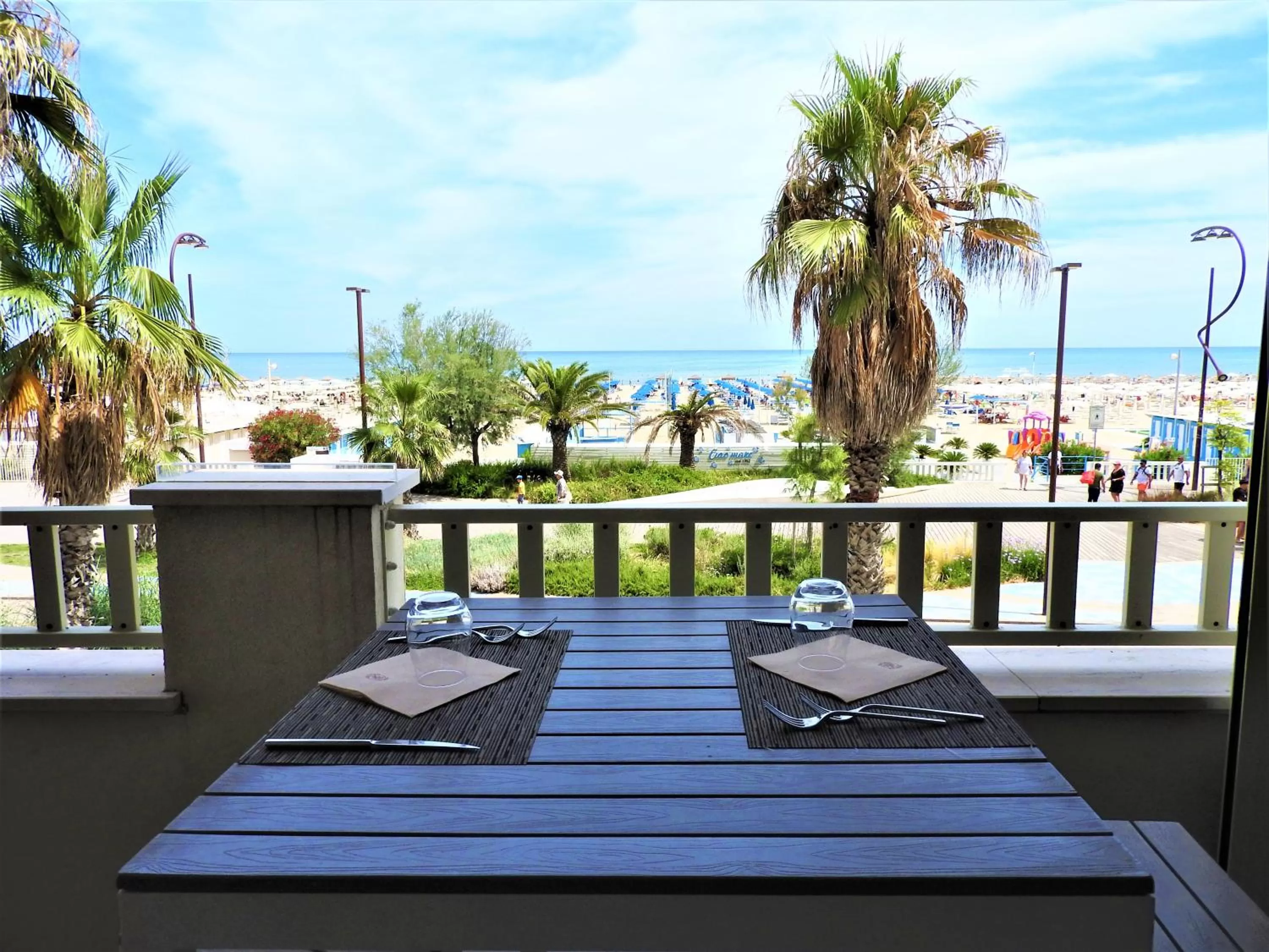 Restaurant/places to eat in Yes Hotel Touring & SPA