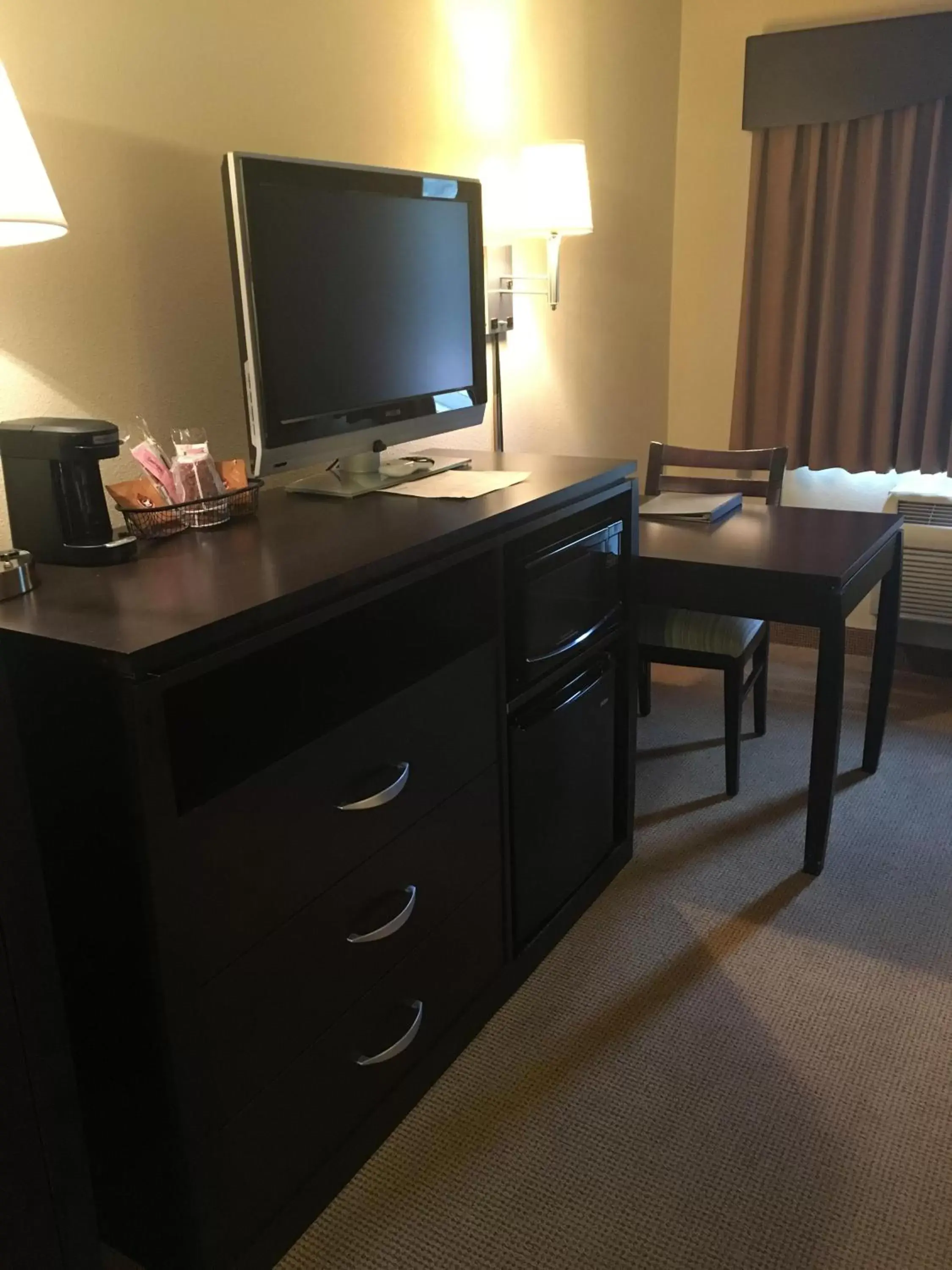 King Room - Mobility Access/Non-Smoking in AmericInn by Wyndham Monmouth King Room - Mobility Access/Non-Smoking in AmericInn by Wyndham Monmouth