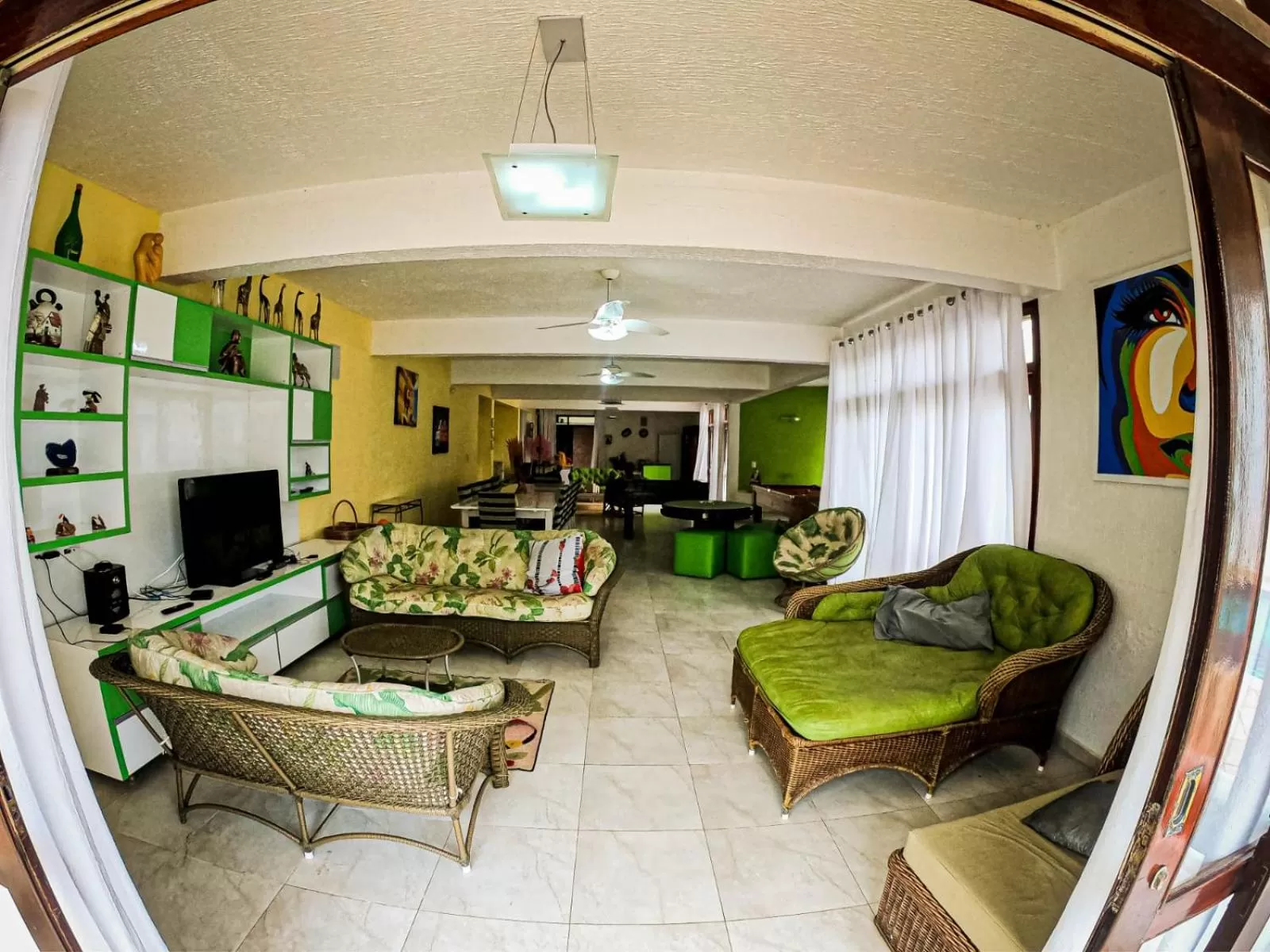 Communal lounge/ TV room in Hostel e Pousada Bahia Beach