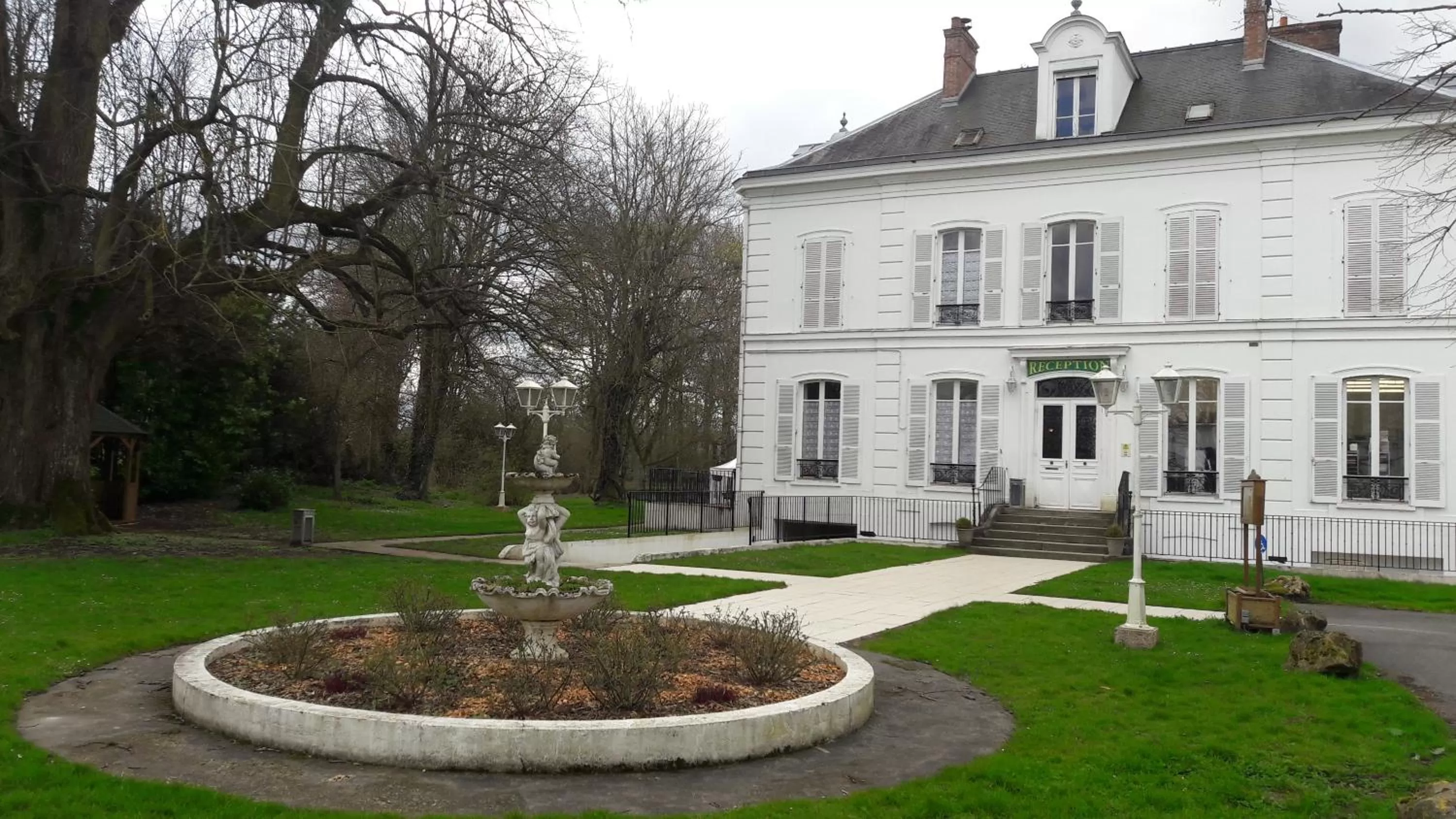 Logis - Hostellerie Le Chatel Nangis