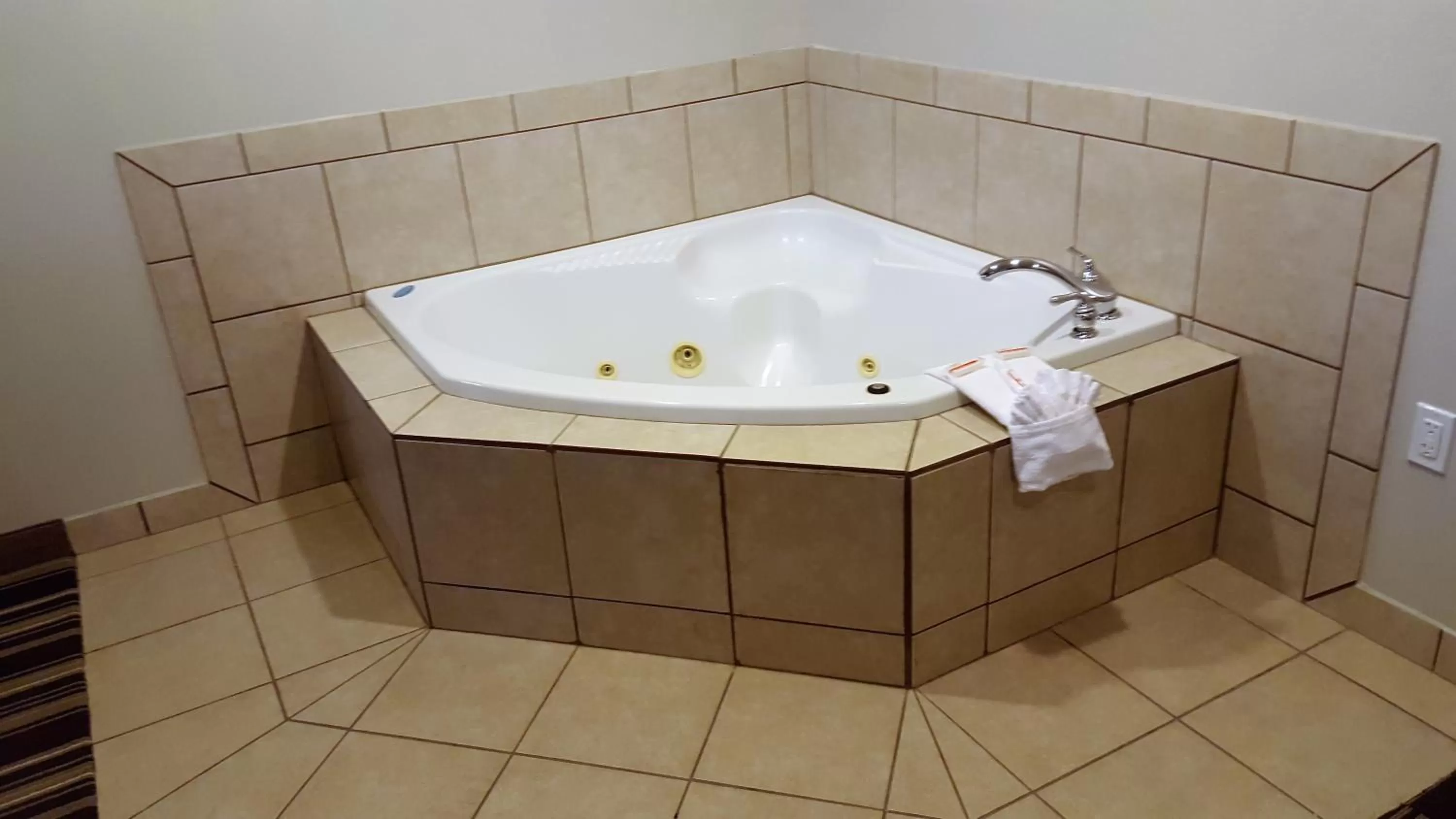 Hot Tub in Microtel Inn & Suites by Wyndham Bellevue
