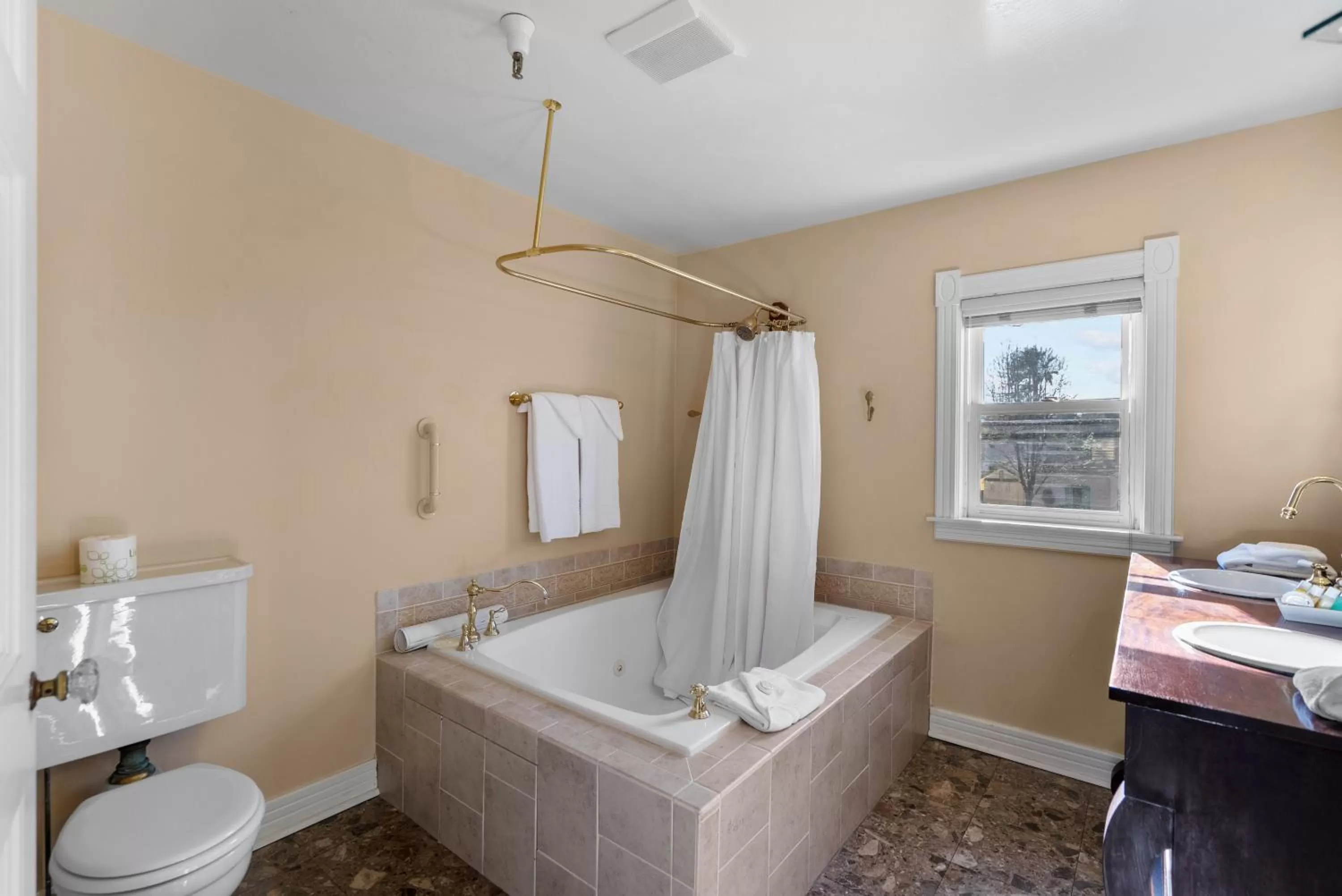 Bathroom in Hennessey House Bed and Breakfast