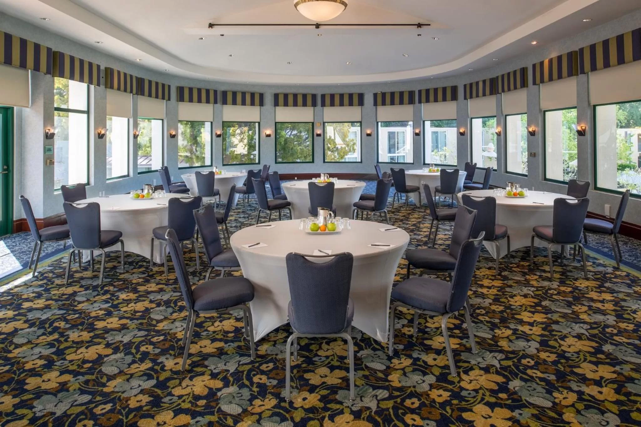 Meeting/conference room in Crowne Plaza Cabana Hotel by IHG