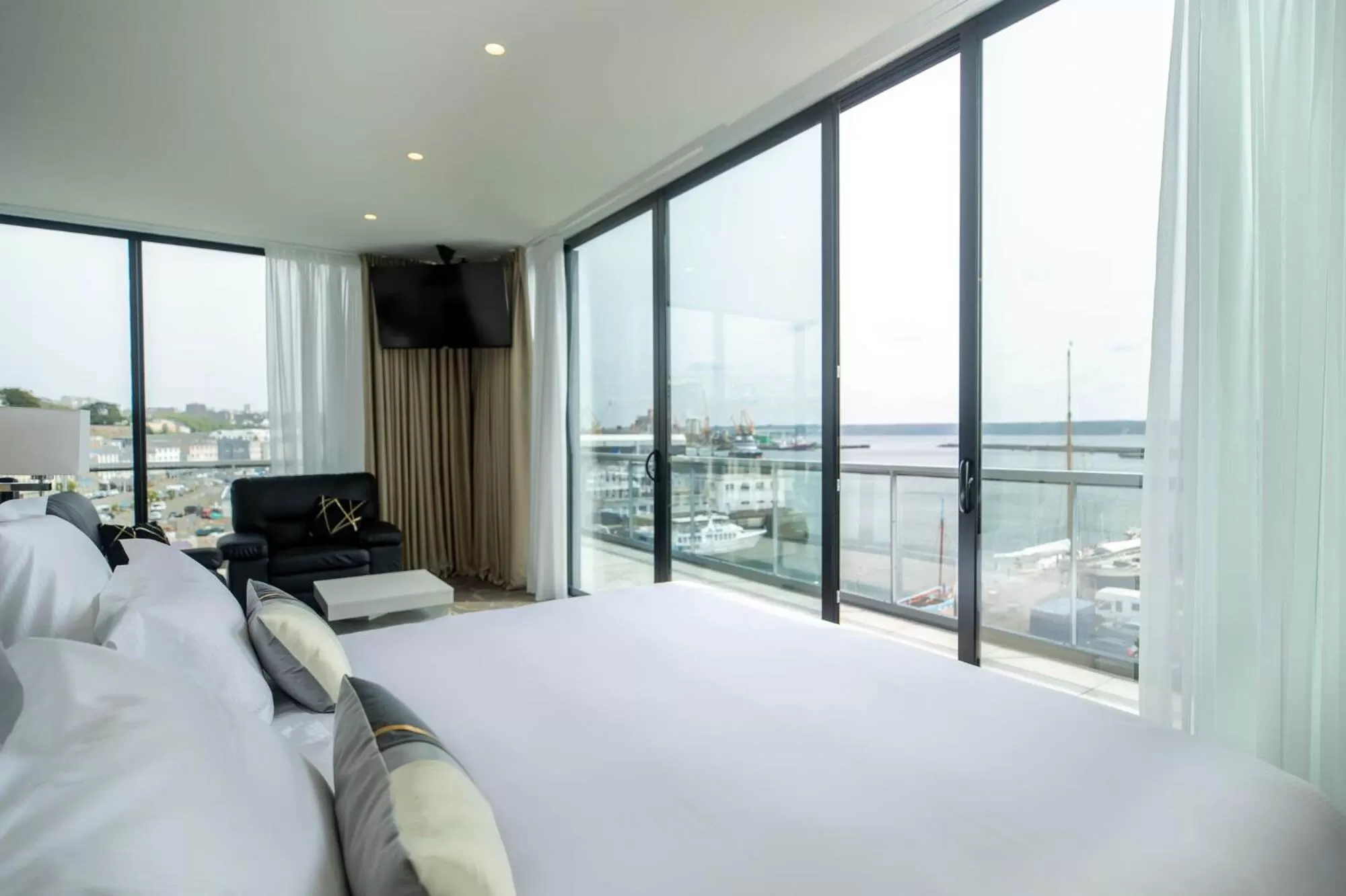 View (from property/room), Bed in Le Barracuda & Spa, Centre Port, pieds dans l'eau, vue mer