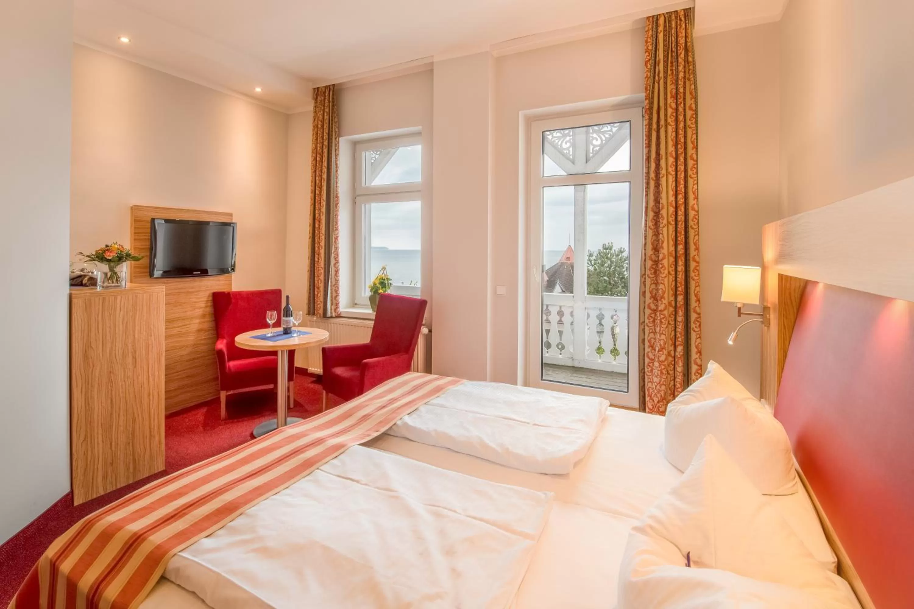 Photo of the whole room, Bed in Strandhotel zur Promenade