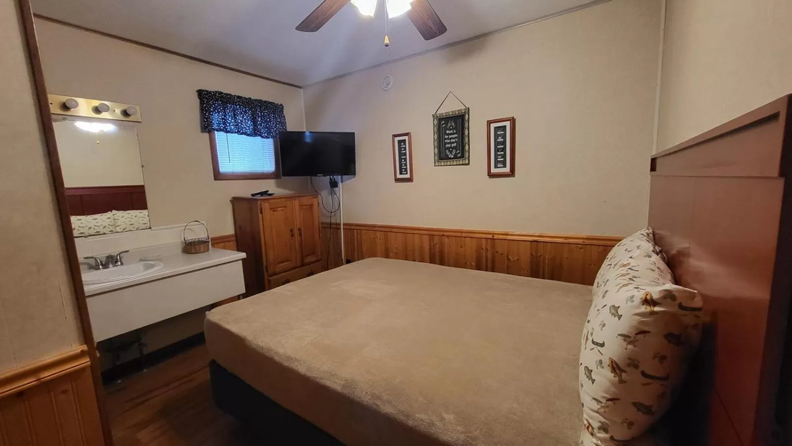 Bedroom, Bed in Hunter's Friend Resort near Silver Dollar City