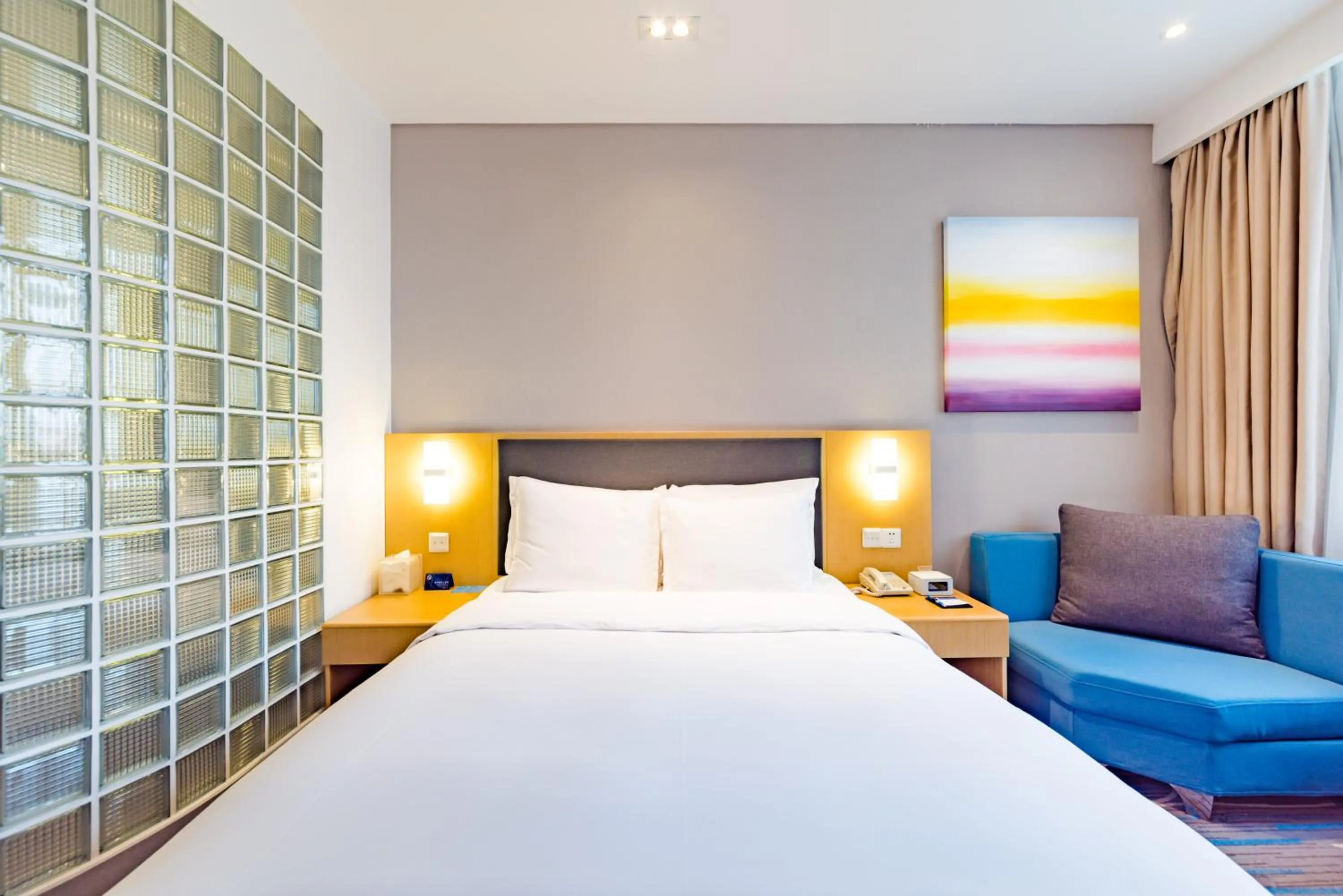 Photo of the whole room, Bed in Holiday Inn Express Shijiazhuang Heping by IHG