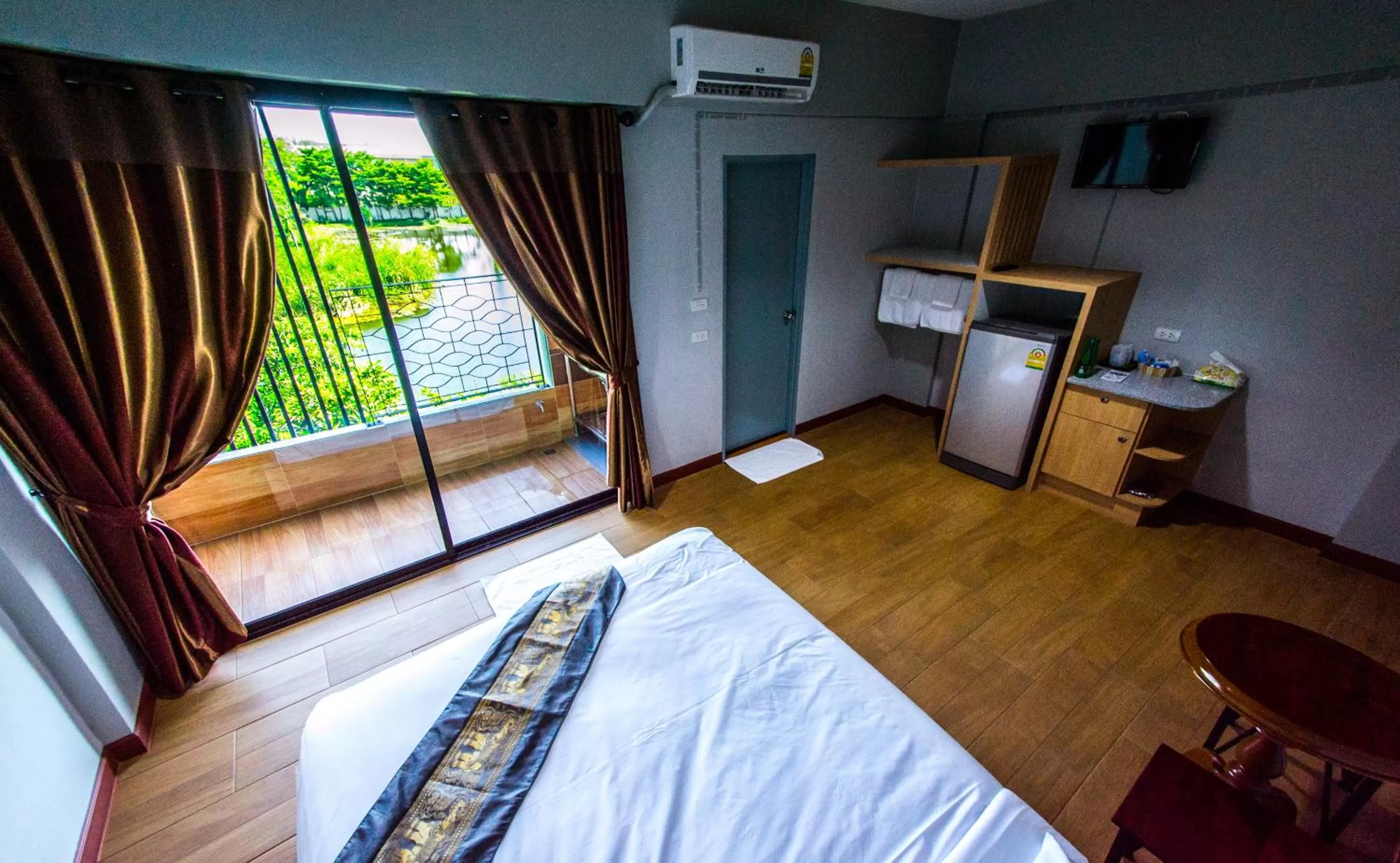 Bed in Na Siri Lake View