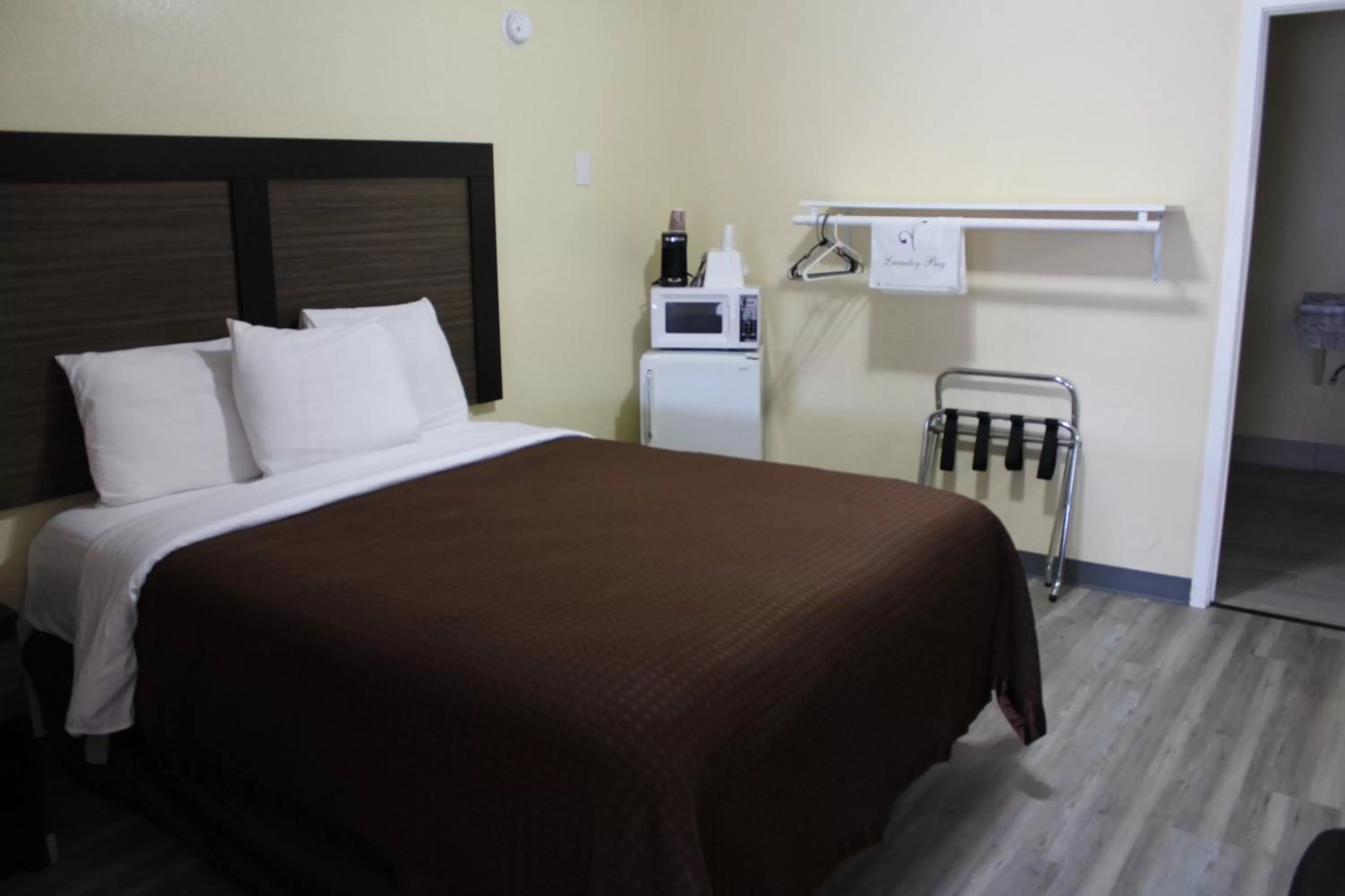 Bed in Rodeway Inn Medford South I-5