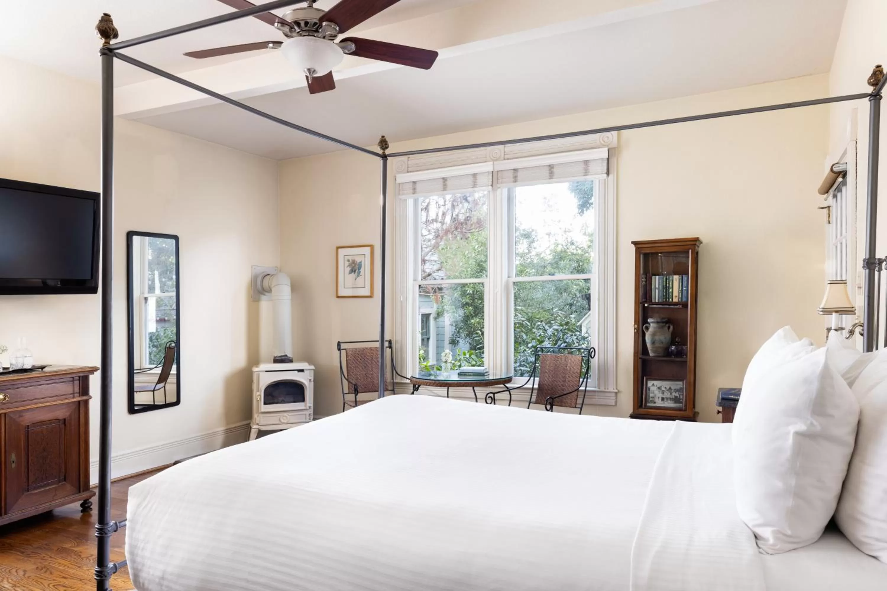 Bed in Centrella Hotel, a Kirkwood Collection Hotel