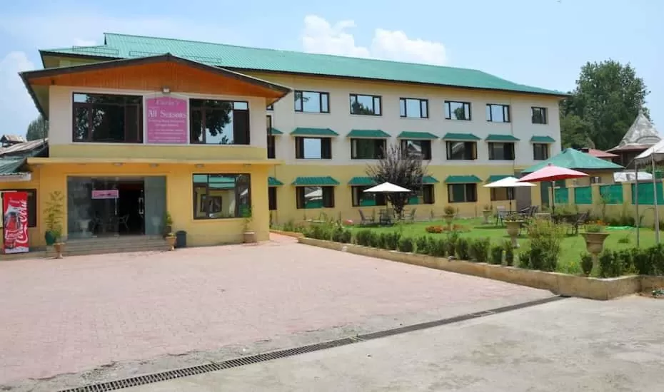 Property building in Hotel curio's All seasons