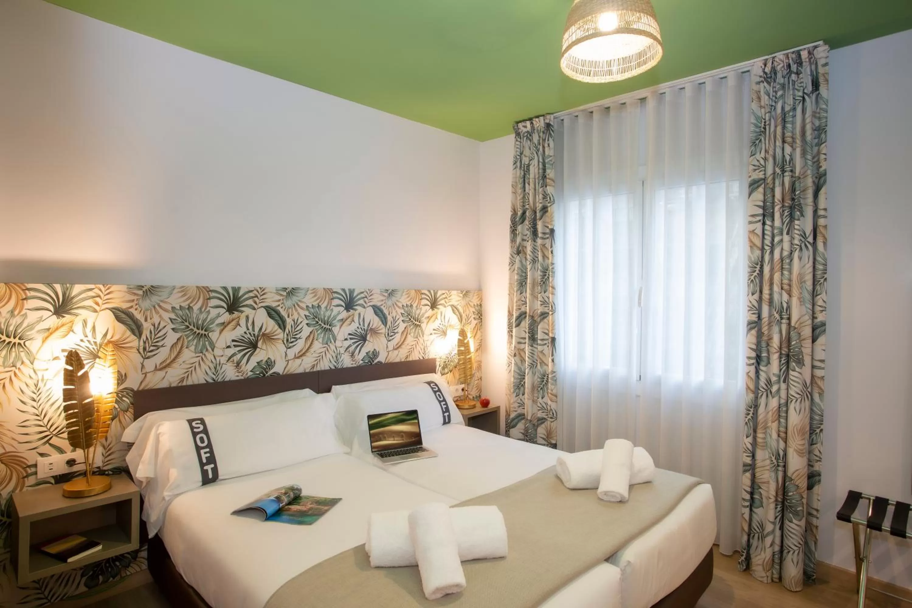 Photo of the whole room, Bed in Casual Colours Barcelona