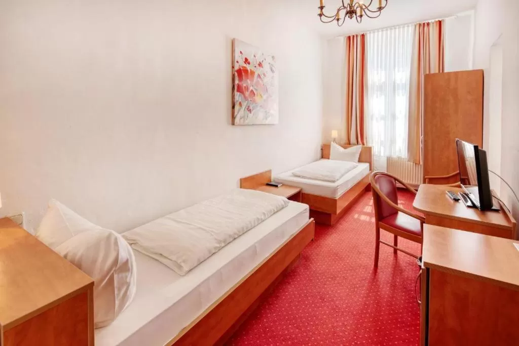 Economy Twin Room in Hotel Restaurant Mathildenhof