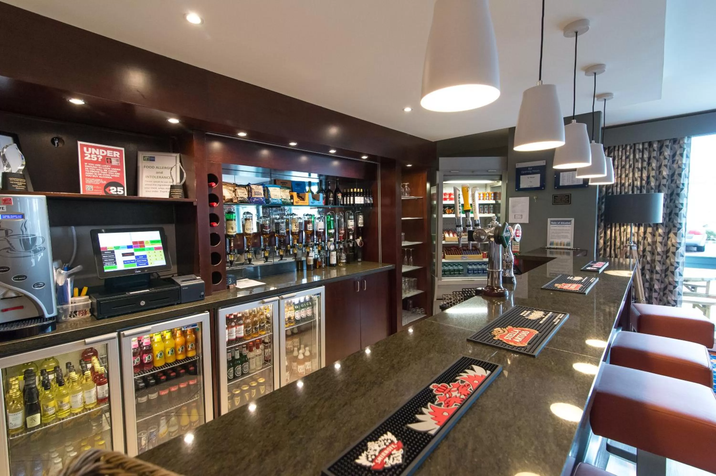 Lounge or bar in Holiday Inn Express Dunfermline by IHG