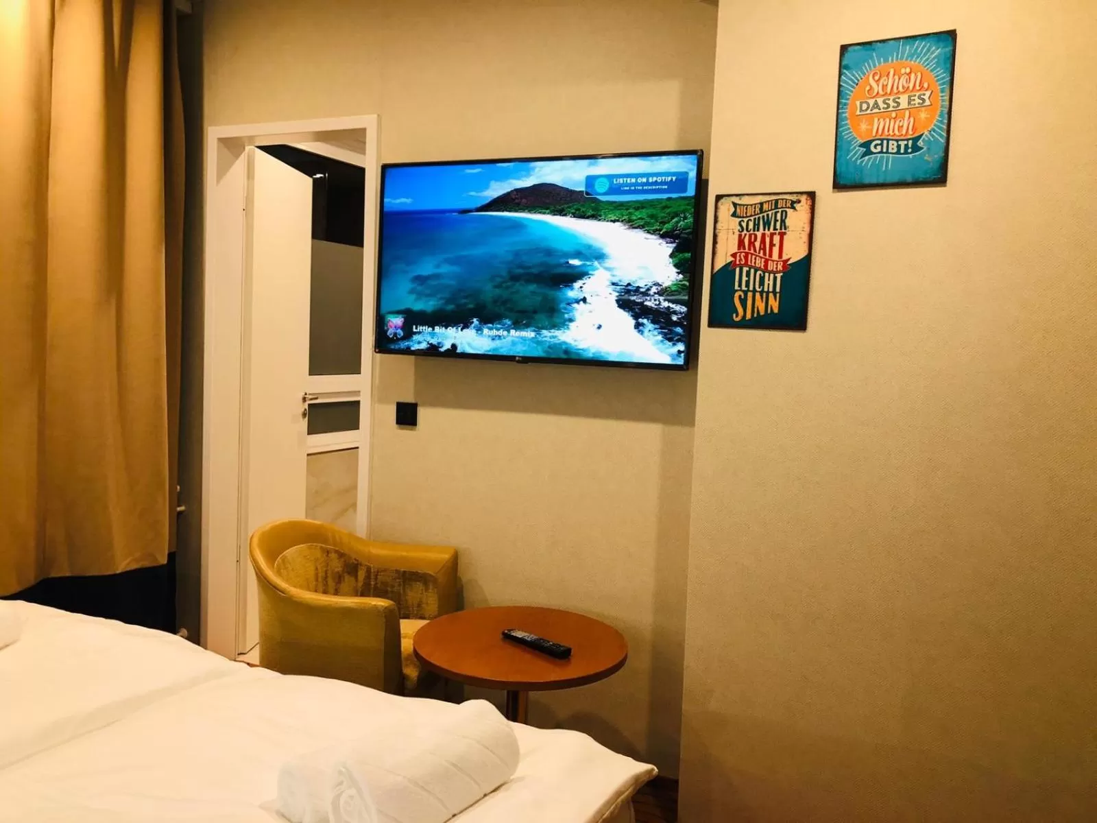 TV and multimedia, Bed in Elbgalerie Hotel
