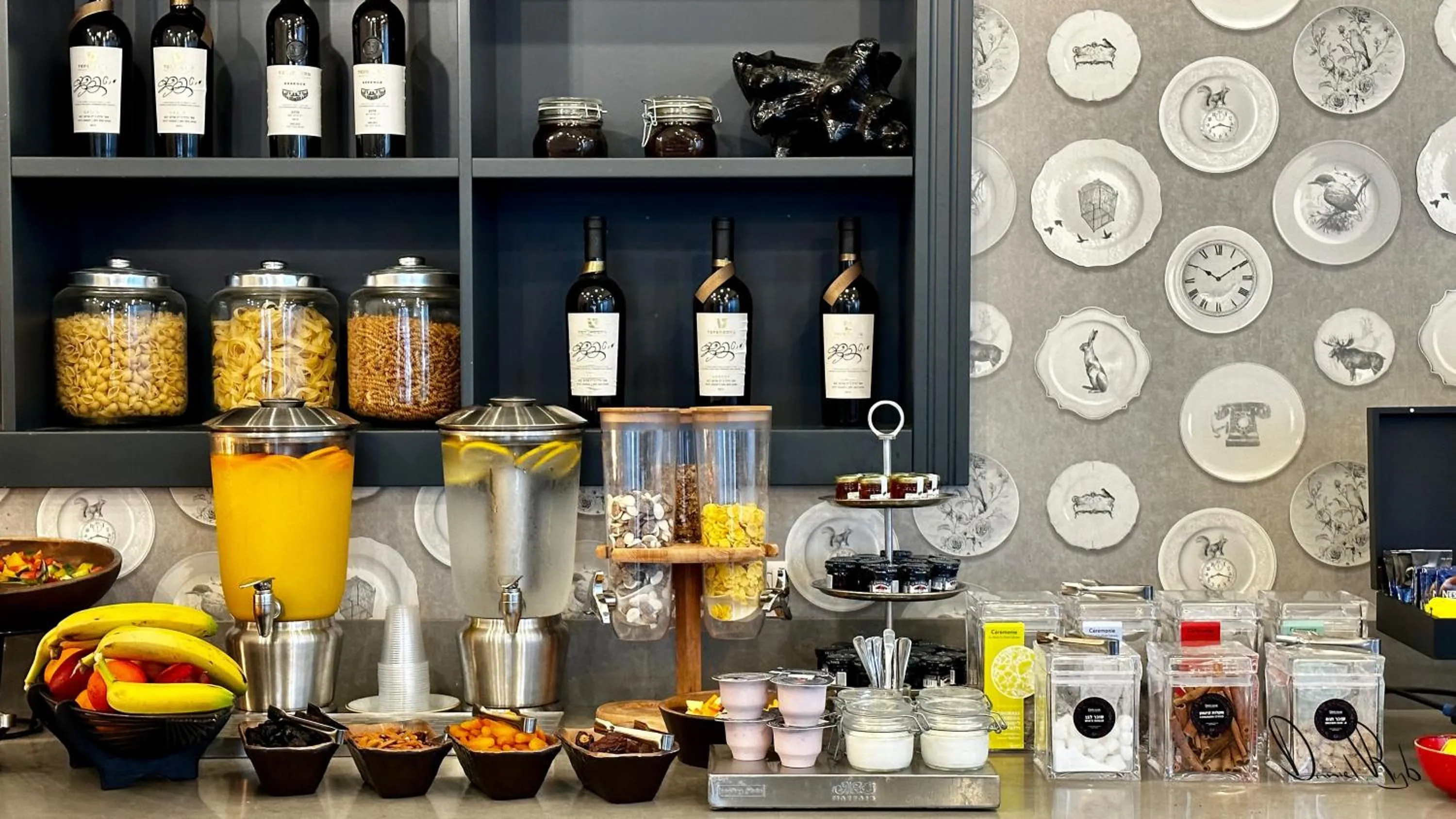 Restaurant/places to eat in Armon Yam Hotel