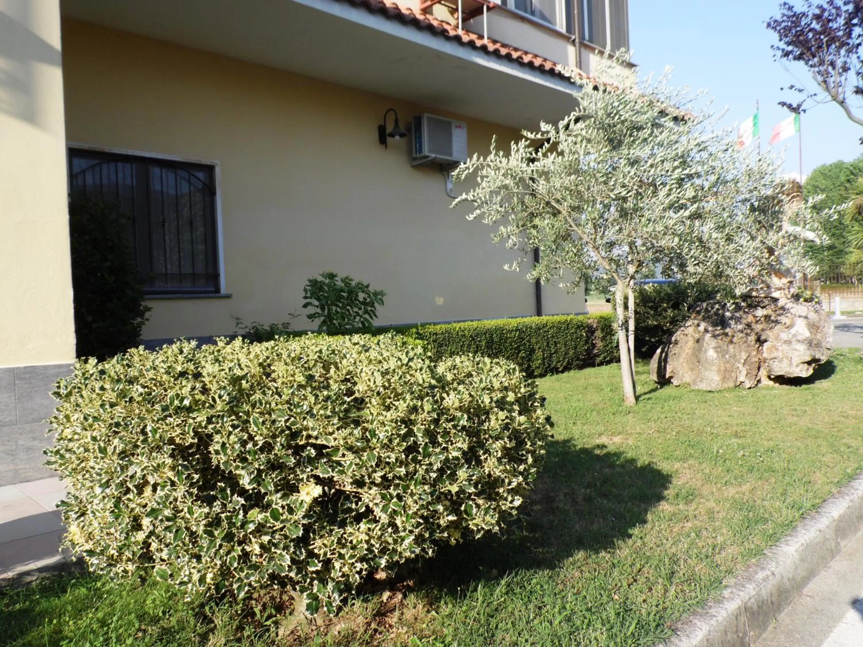 Property building in Hotel Rosso Di Sera