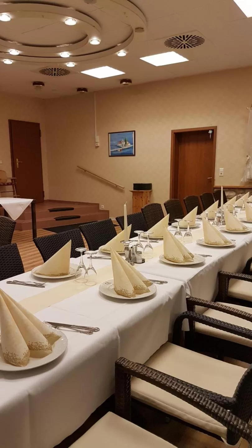Restaurant/places to eat in Hotel Restaurant Paelzer-Buwe