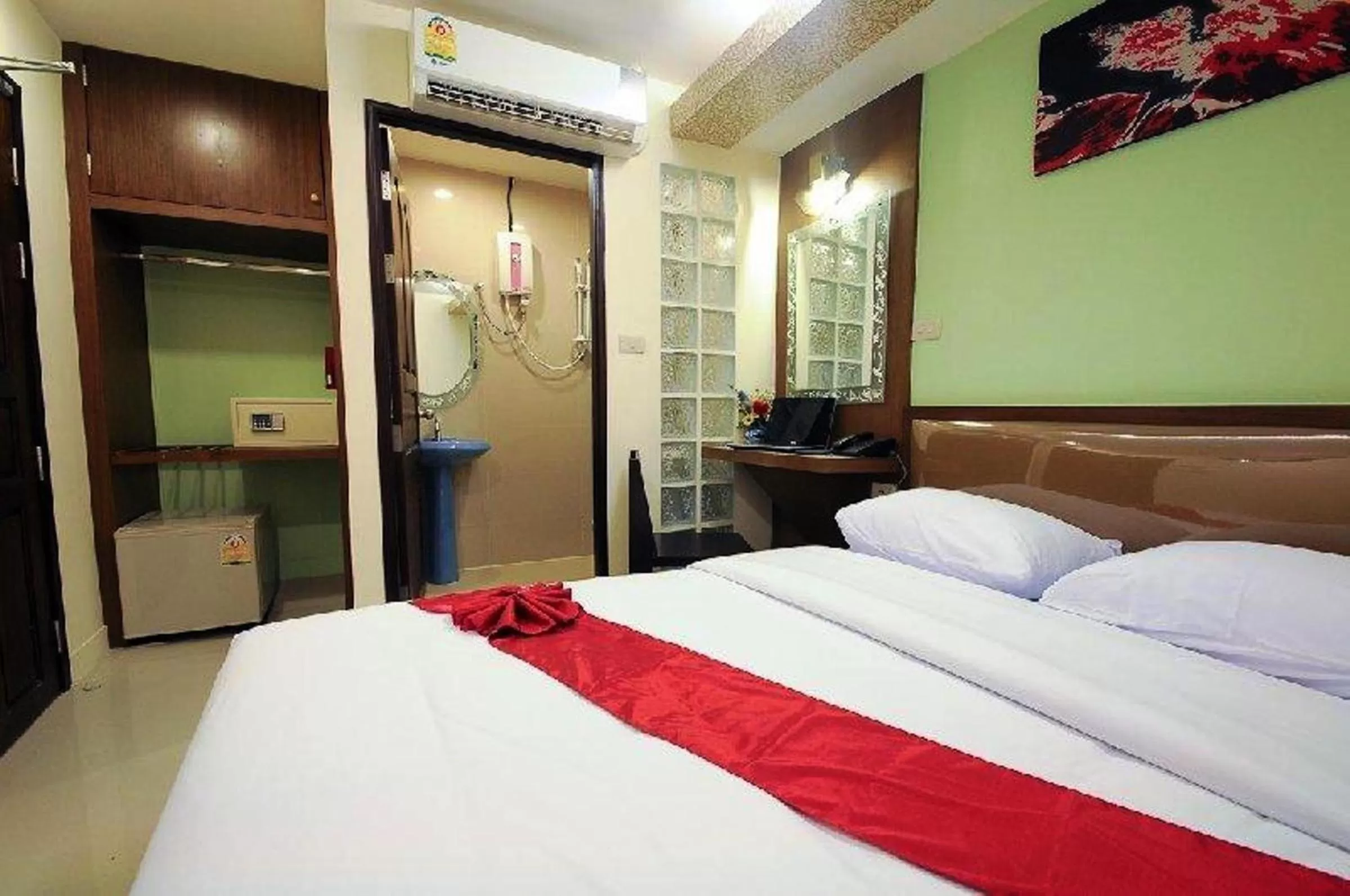 Photo of the whole room, Bed in Royal Express Inn