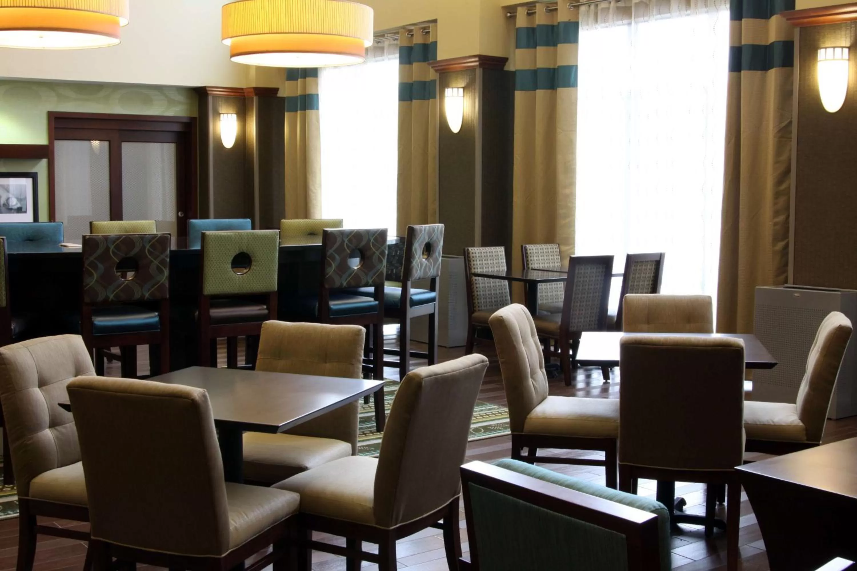 Dining area in Hampton Inn & Suites Paducah
