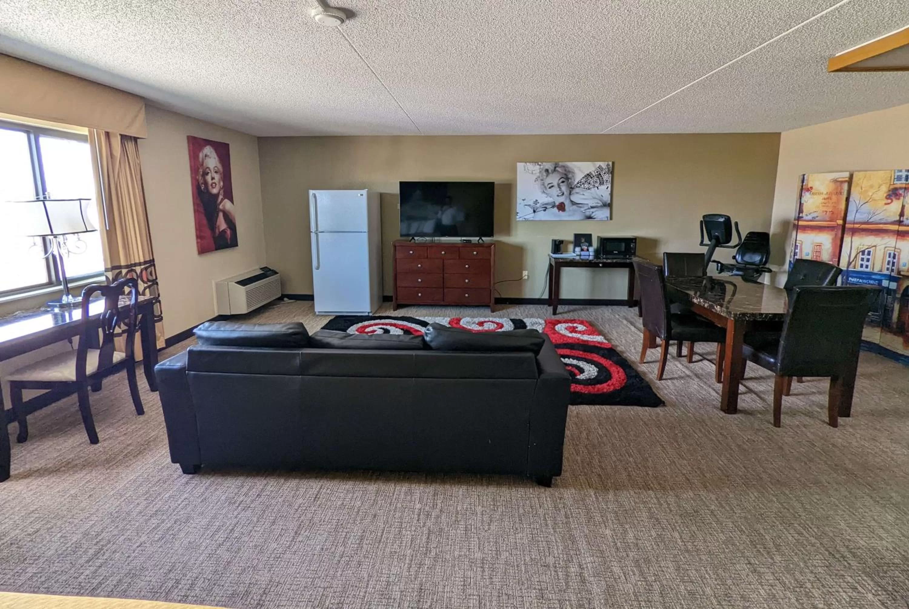 Living room in Super 8 by Wyndham Wichita North