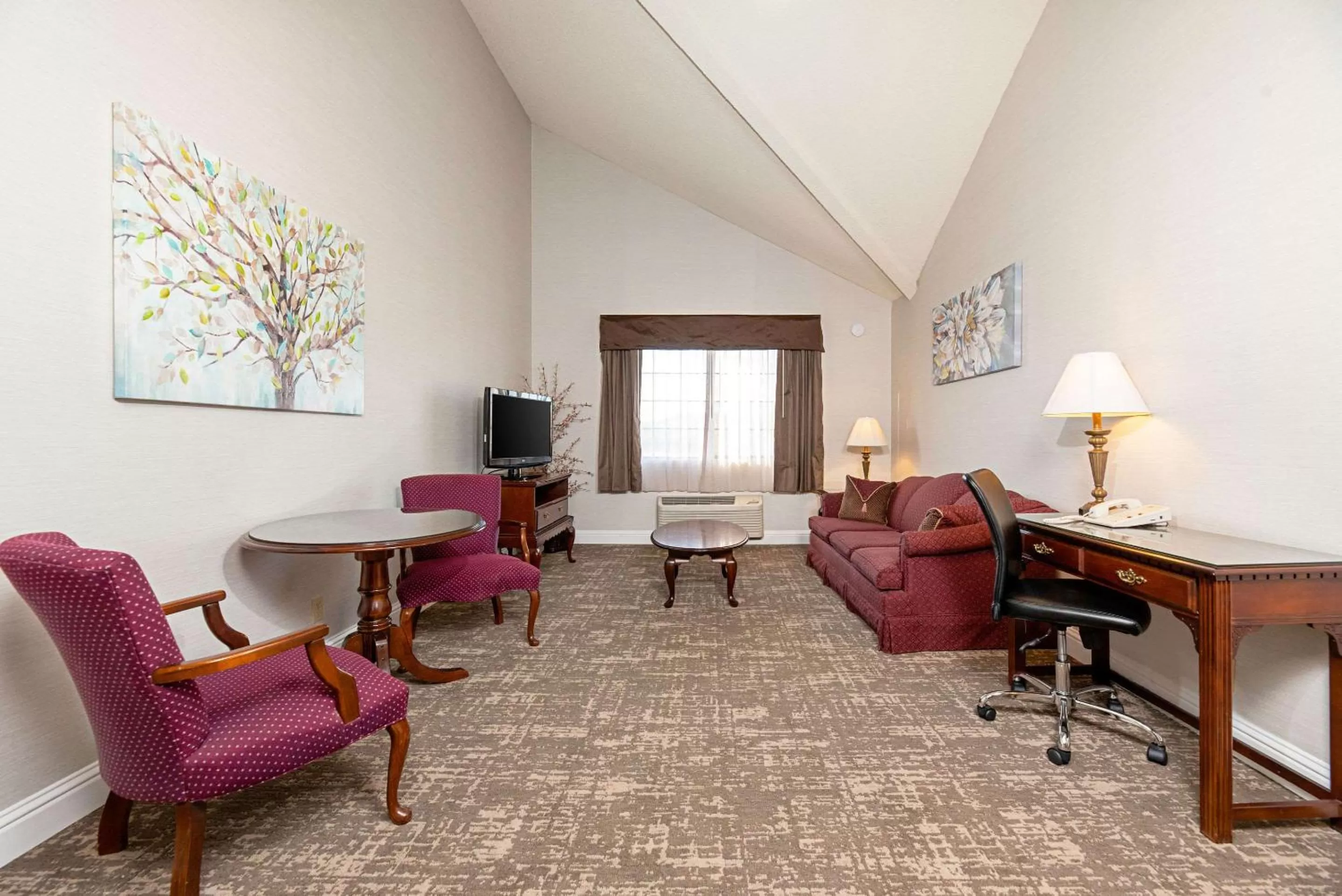 Bedroom in Clarion Inn Silicon Valley