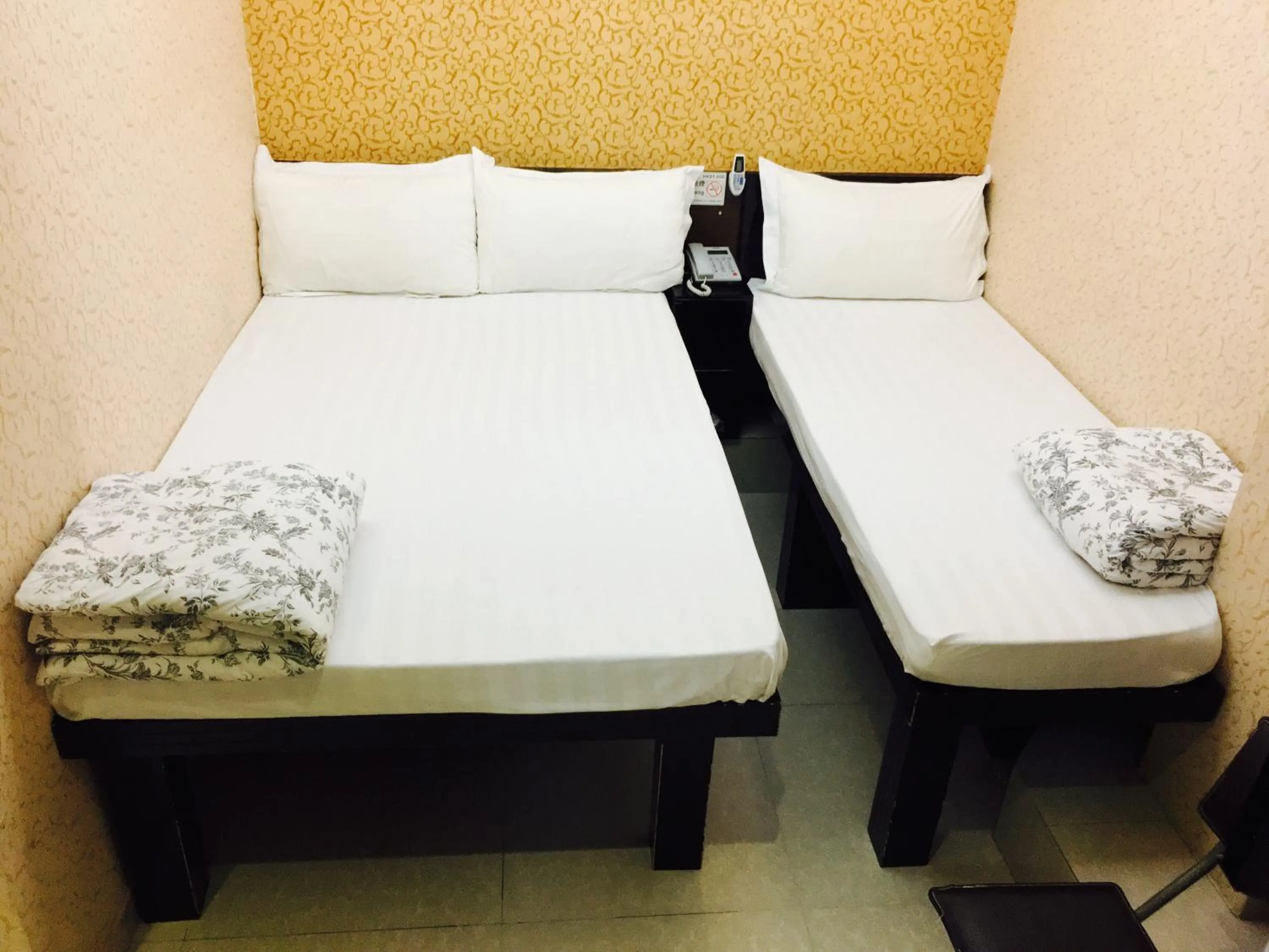 Photo of the whole room, Bed in Modern