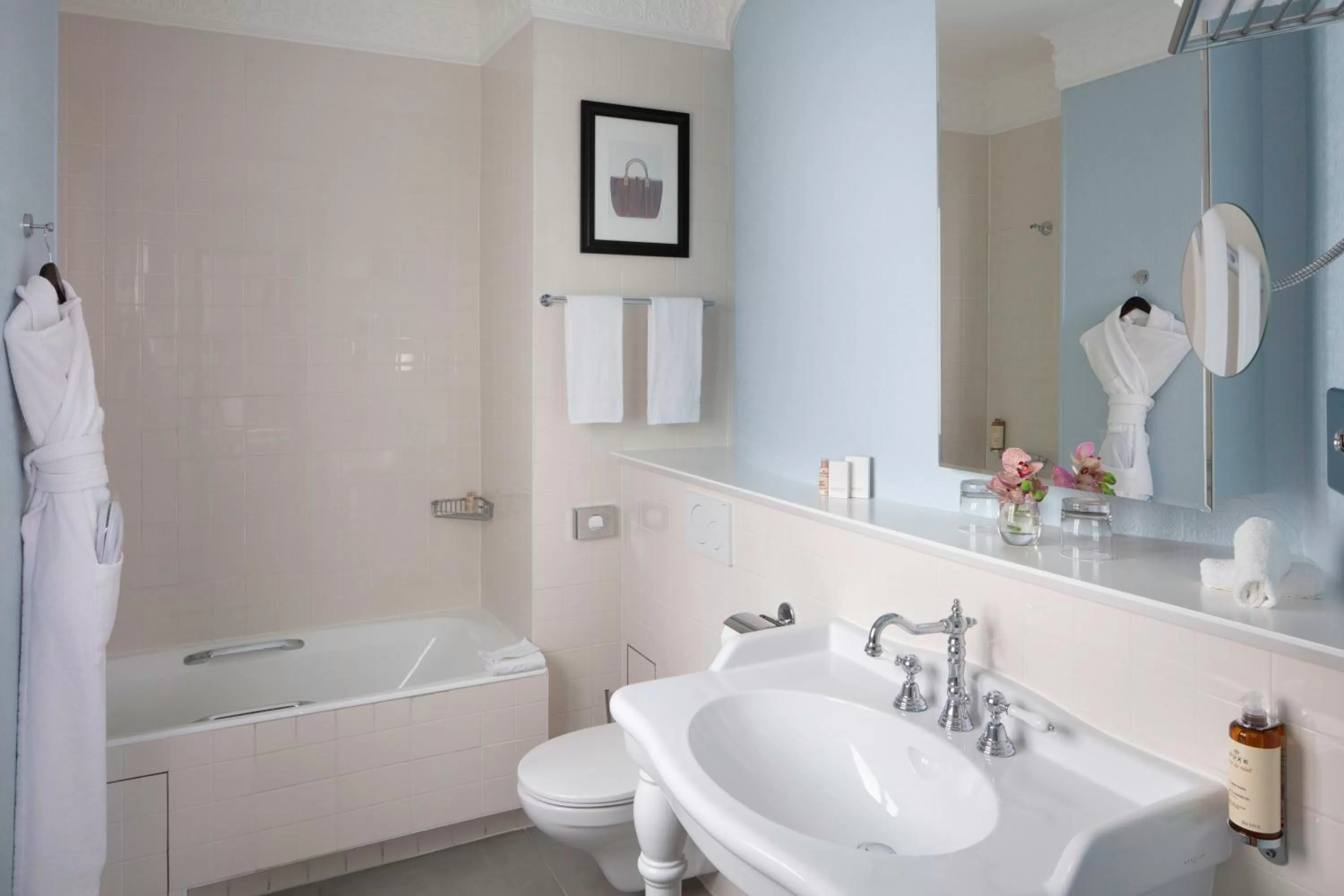 Bathroom in Le 123 Elysees - Astotel